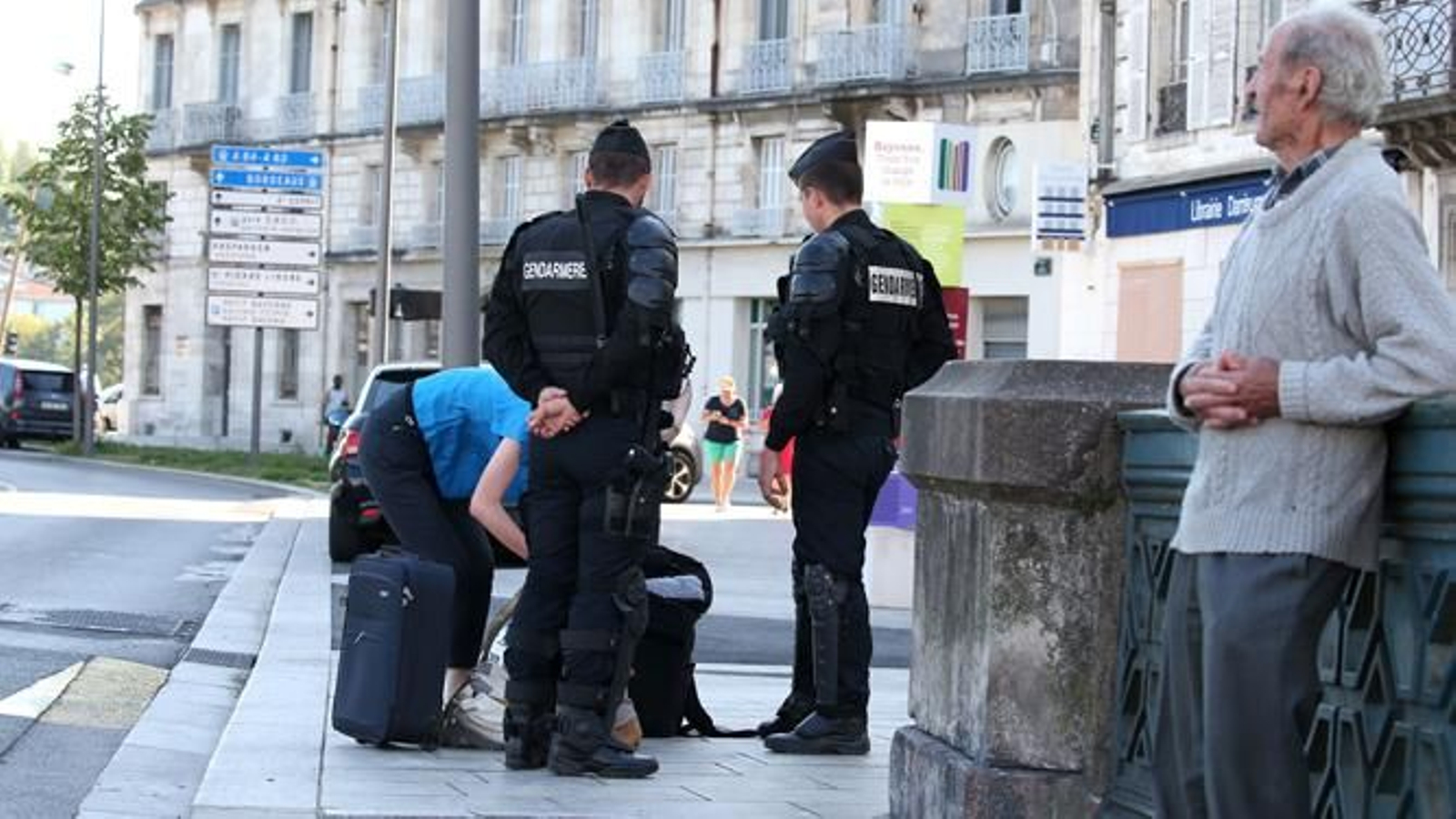 La policía francesa registra una bolsa de viaje en Bayona, cerca de Biarrtiz.