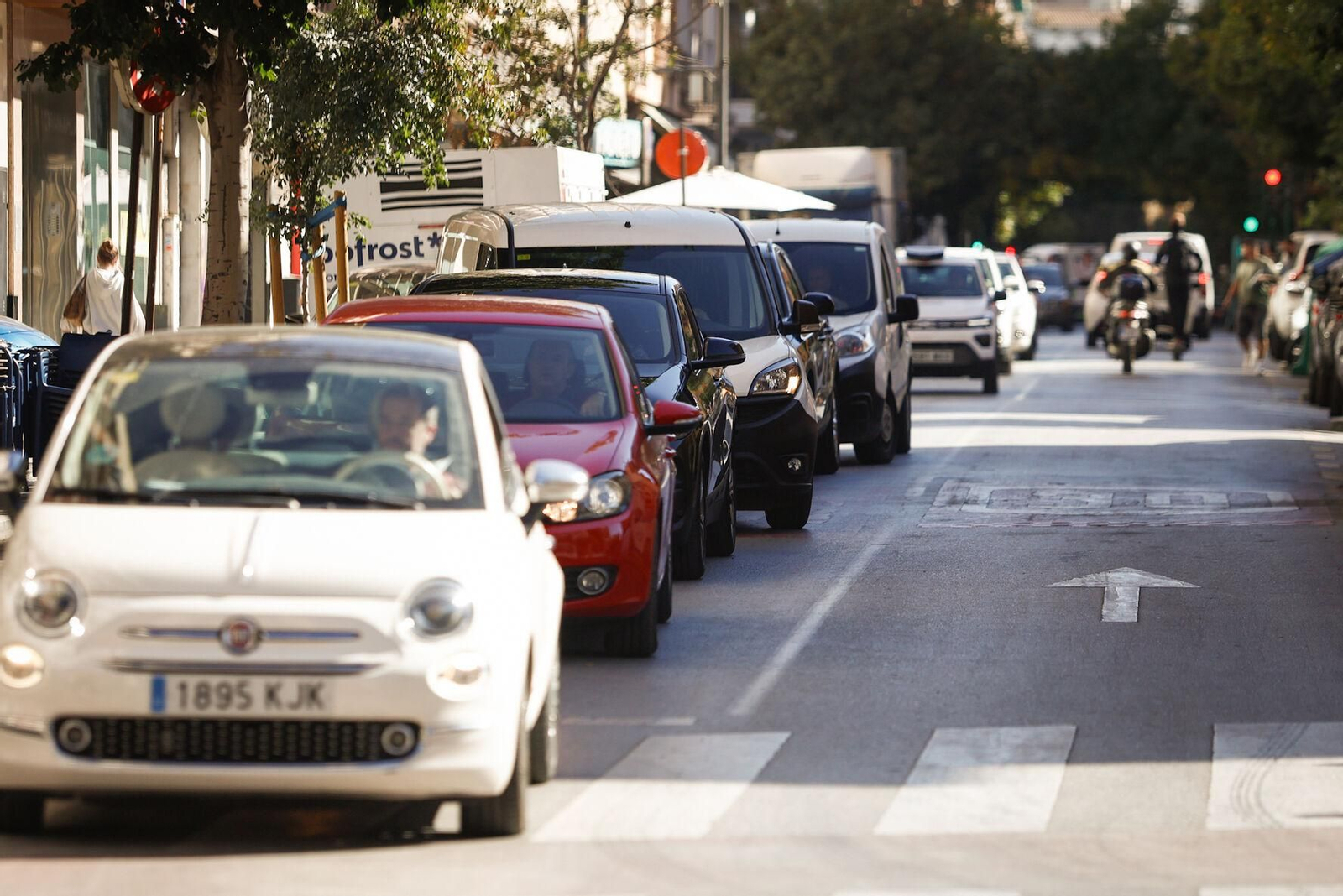Varios coches en un atasco en Granada.