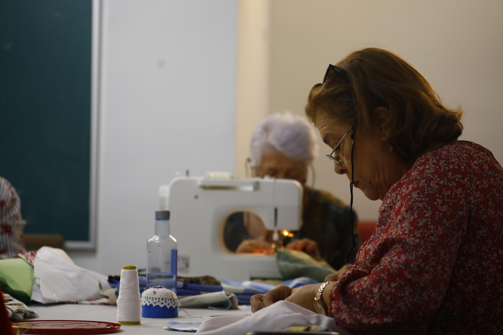 Así elaboran los cojines solidarios para luchar contra el cáncer de mama