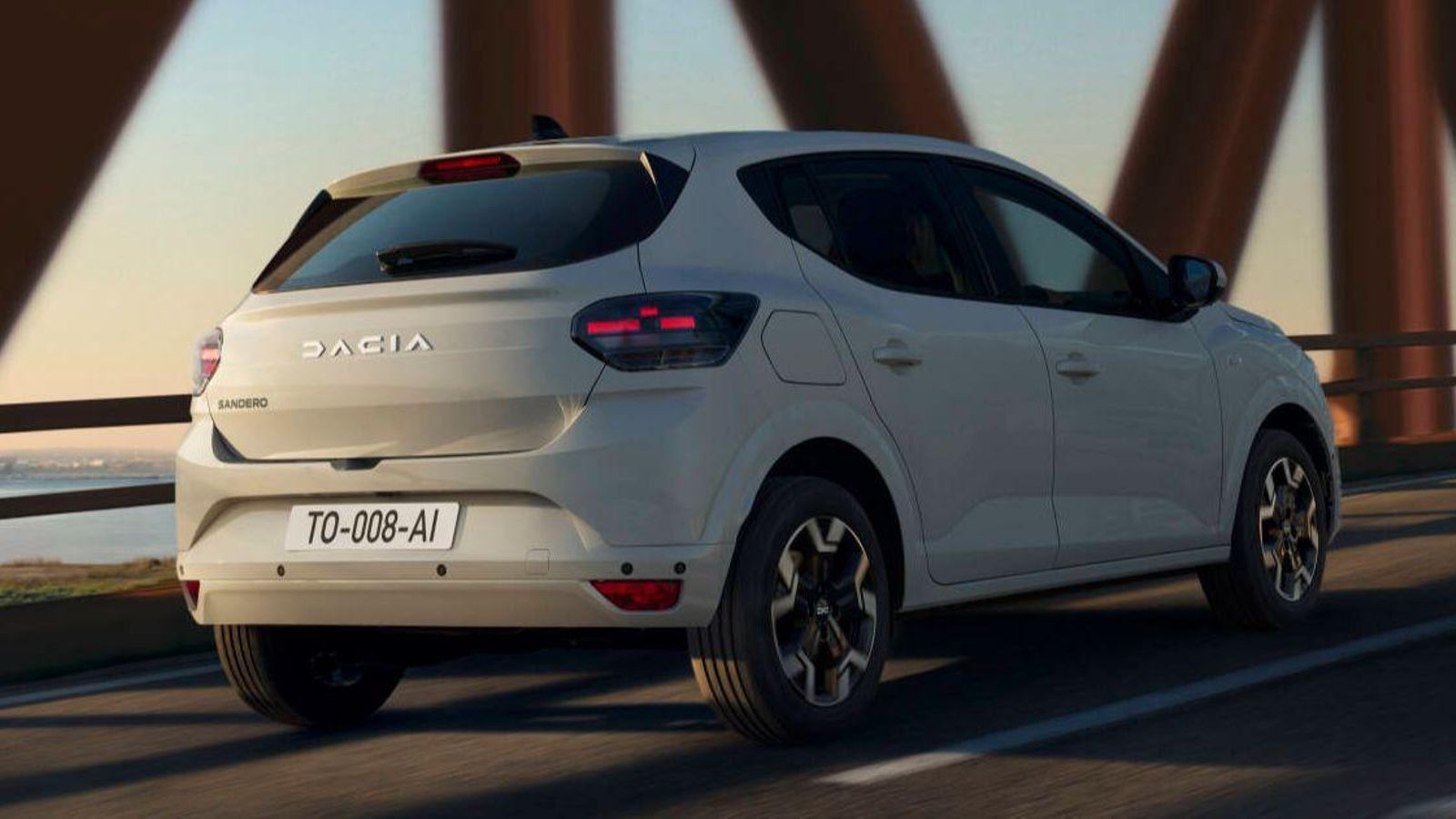 La nueva firma lumínica también llega a los pilotos de los tres modelos.