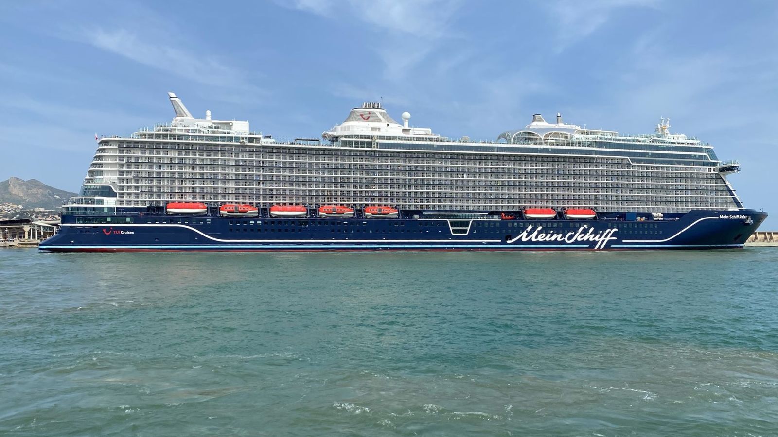 MEIN SCHIFF RELAX, bautizado en el puerto malagueño el 9 de abril de 2025