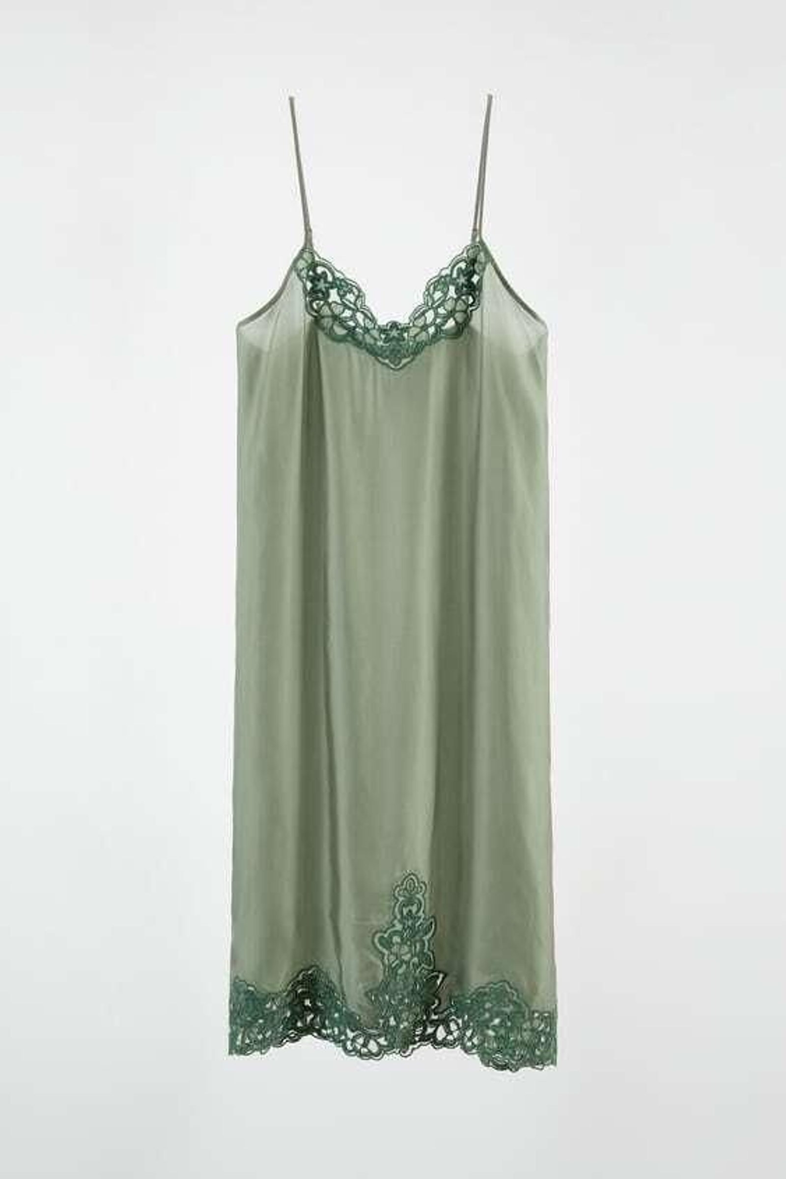 Vestido verde satinado con encaje de Zara.