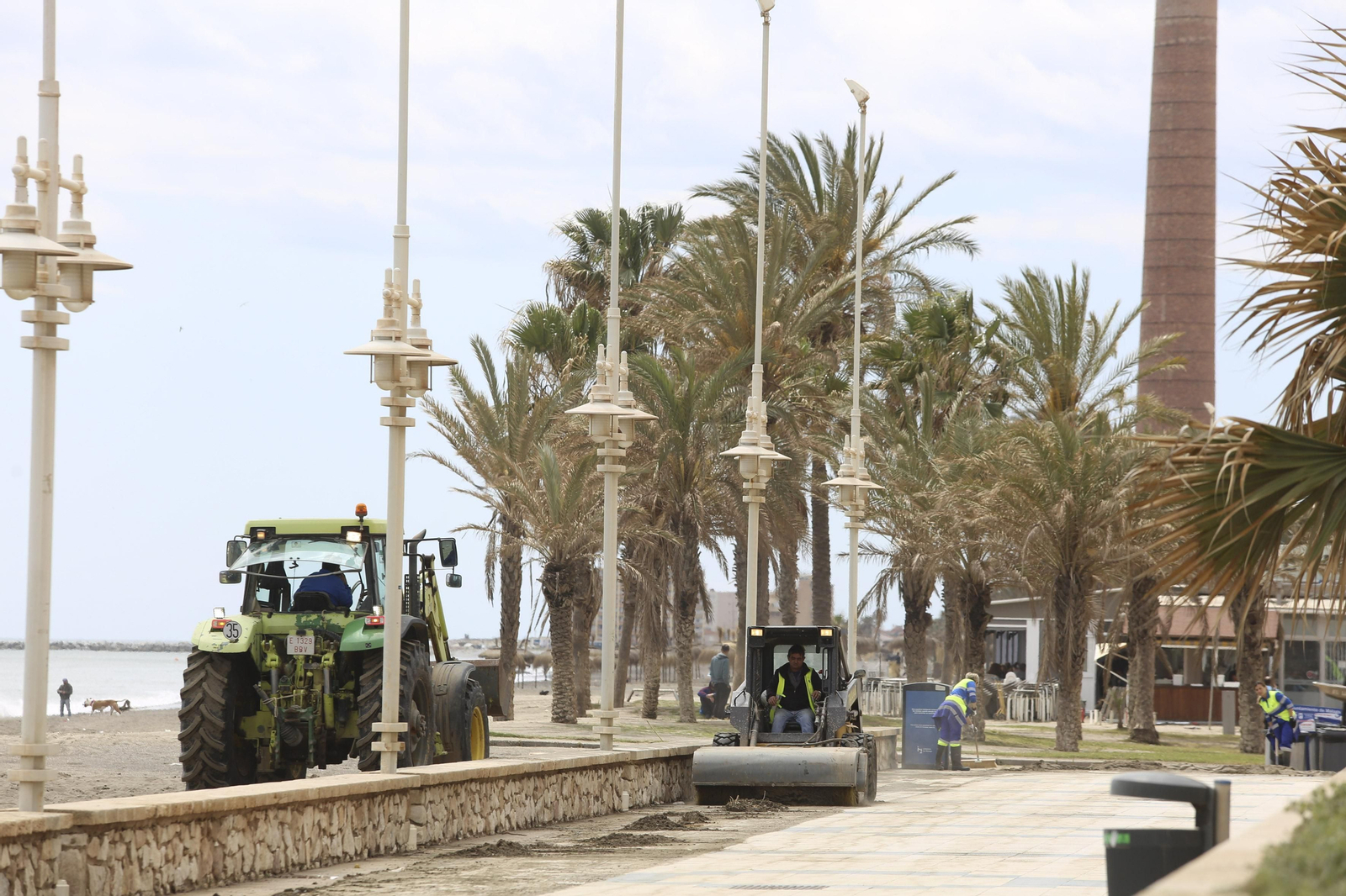 Las fotos de los trabajos en los paseos marítimos y chiringuitos de Málaga para paliar los efectos del temporal