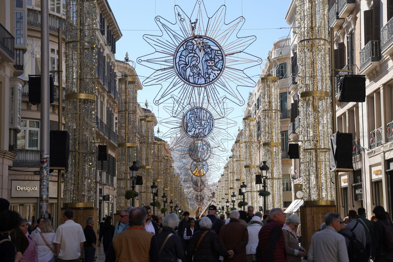 Calle Larios decorada con la iluminación de Navidad