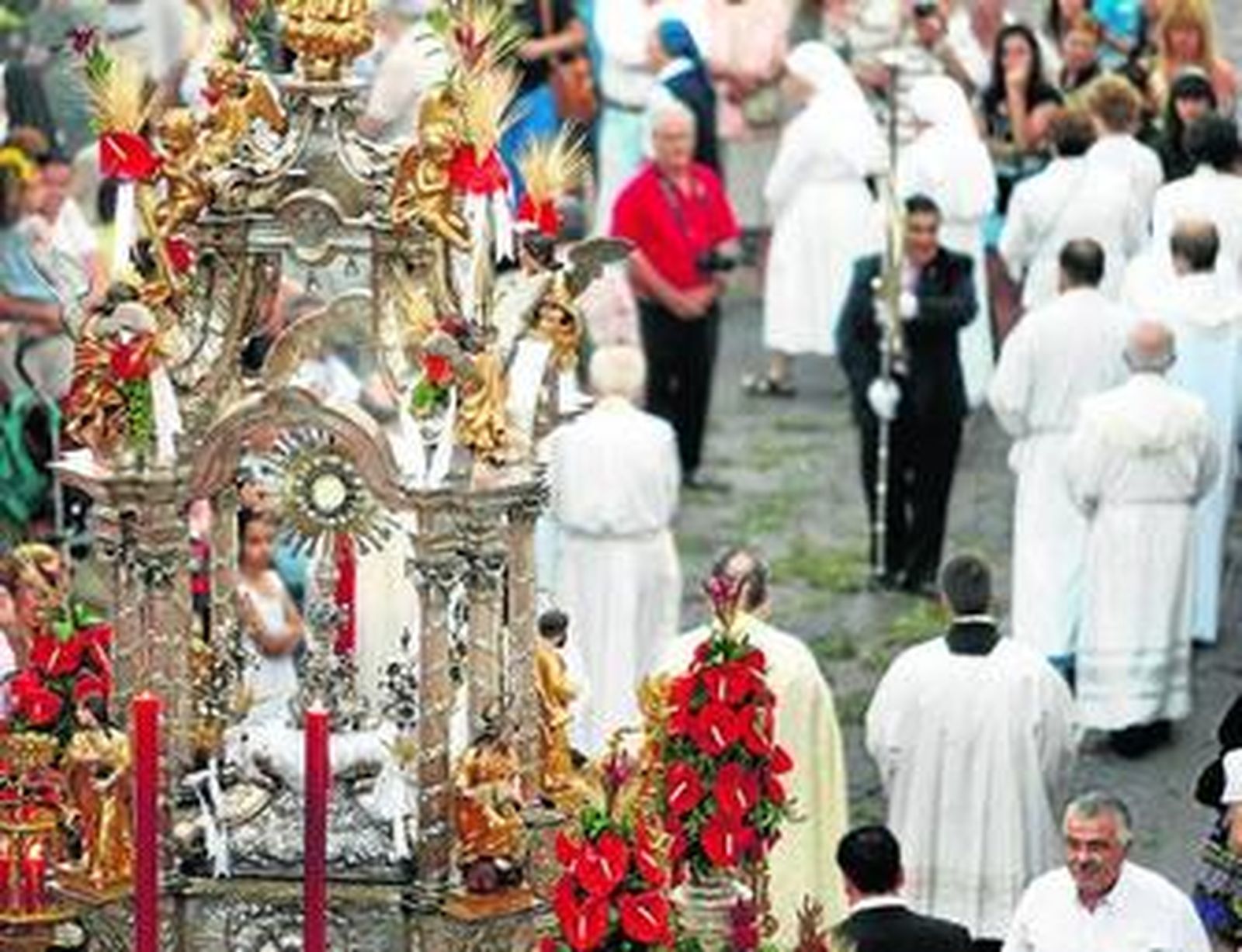 La Custodia con la Sagrada Forma estuvo acompañada por los párrocos de la ciudad.