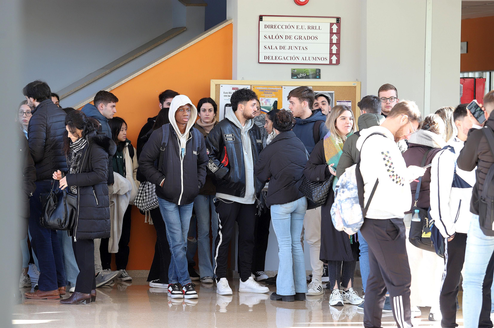 Compañeros y profesores de los estudiantes de Trabajo Social guardan un minuto de silencio en memoria de sus compañeros fallecidos en el incendio, en imágenes