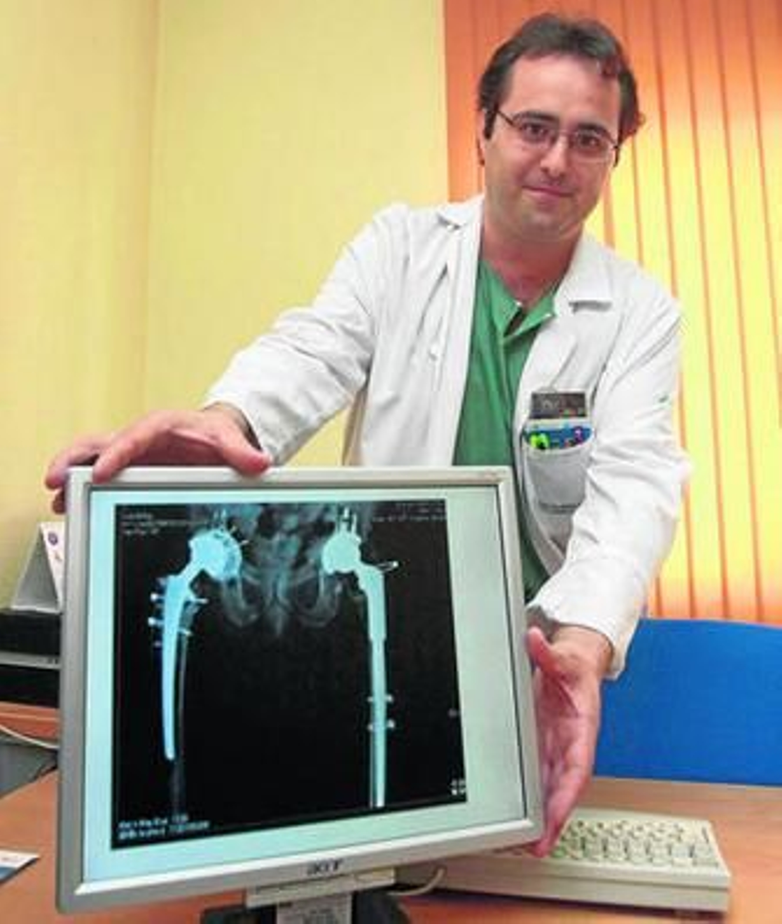 El traumatólogo Alejandro Cardona, del servicio de Traumatología del Virgen de las Nieves.