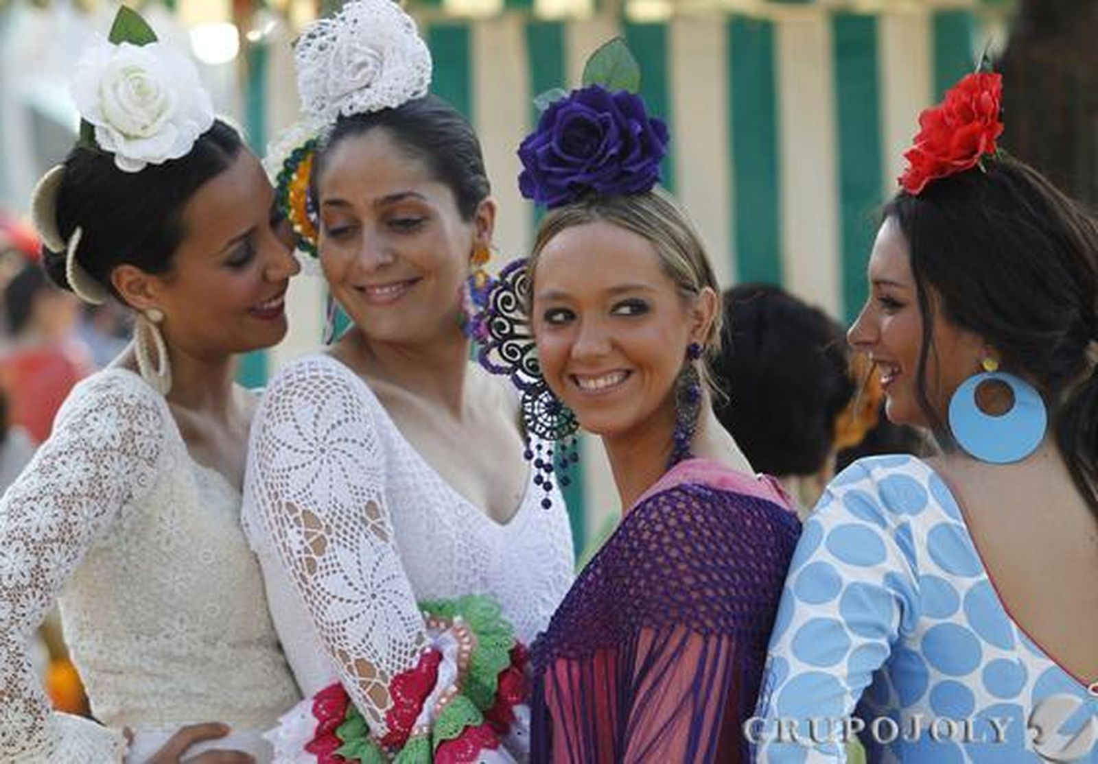 Varias chicas en el Real vestidas de flamenca.

Foto: Antonio Pizarro