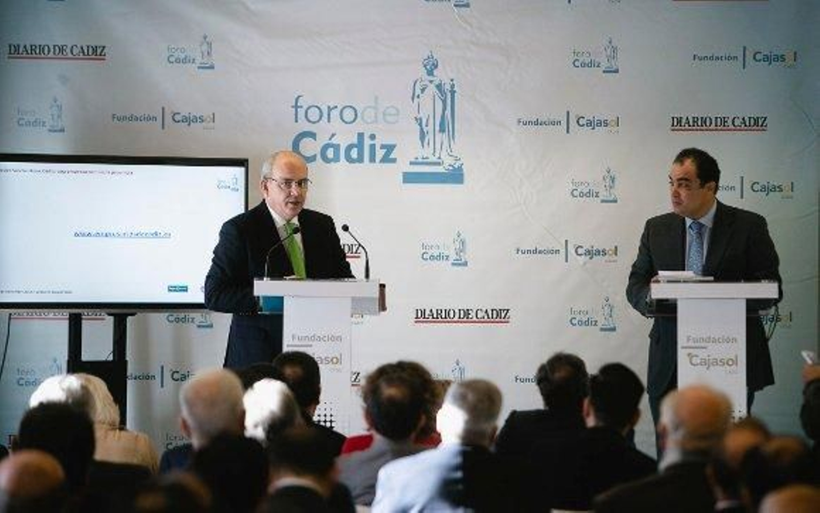 El presidente de los empresarios contestando las preguntas del público formuladas por el director de Diario de Cádiz, David Fernández.

Foto: Lourdes de Vicente