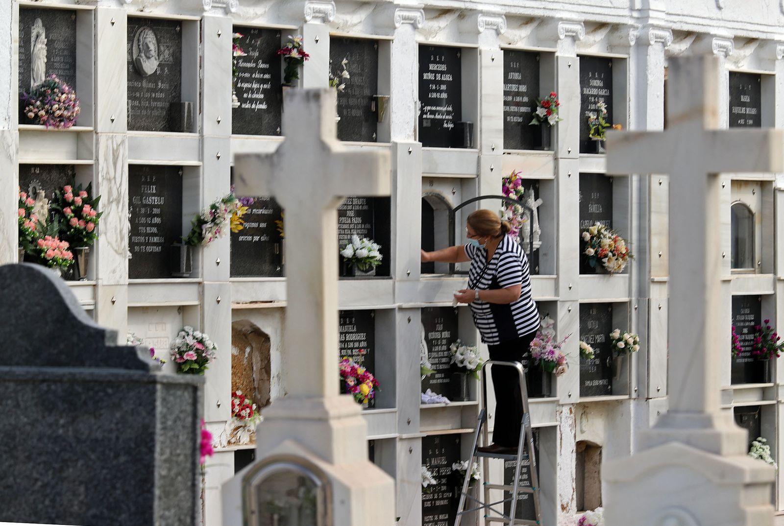 Imágenes de los preparativos en el cementerio de Huelva con motivo de la festividad de Todos los Santos