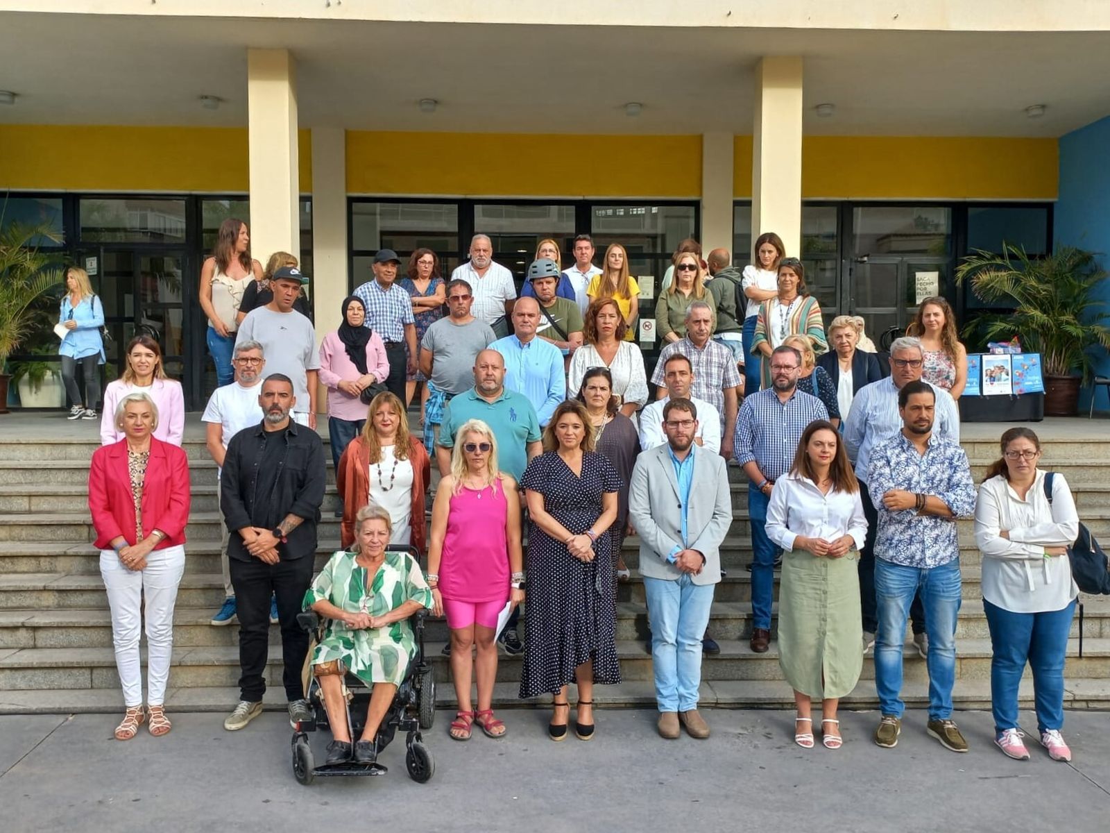 La Corporación municipal en la lectura del manifiesto de AFESOL.