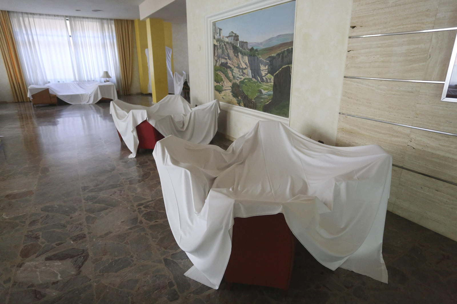 Sábanas blancas visten el hotel Amaragua de Torremolinos, cerrado por el coronavirus, en fotos