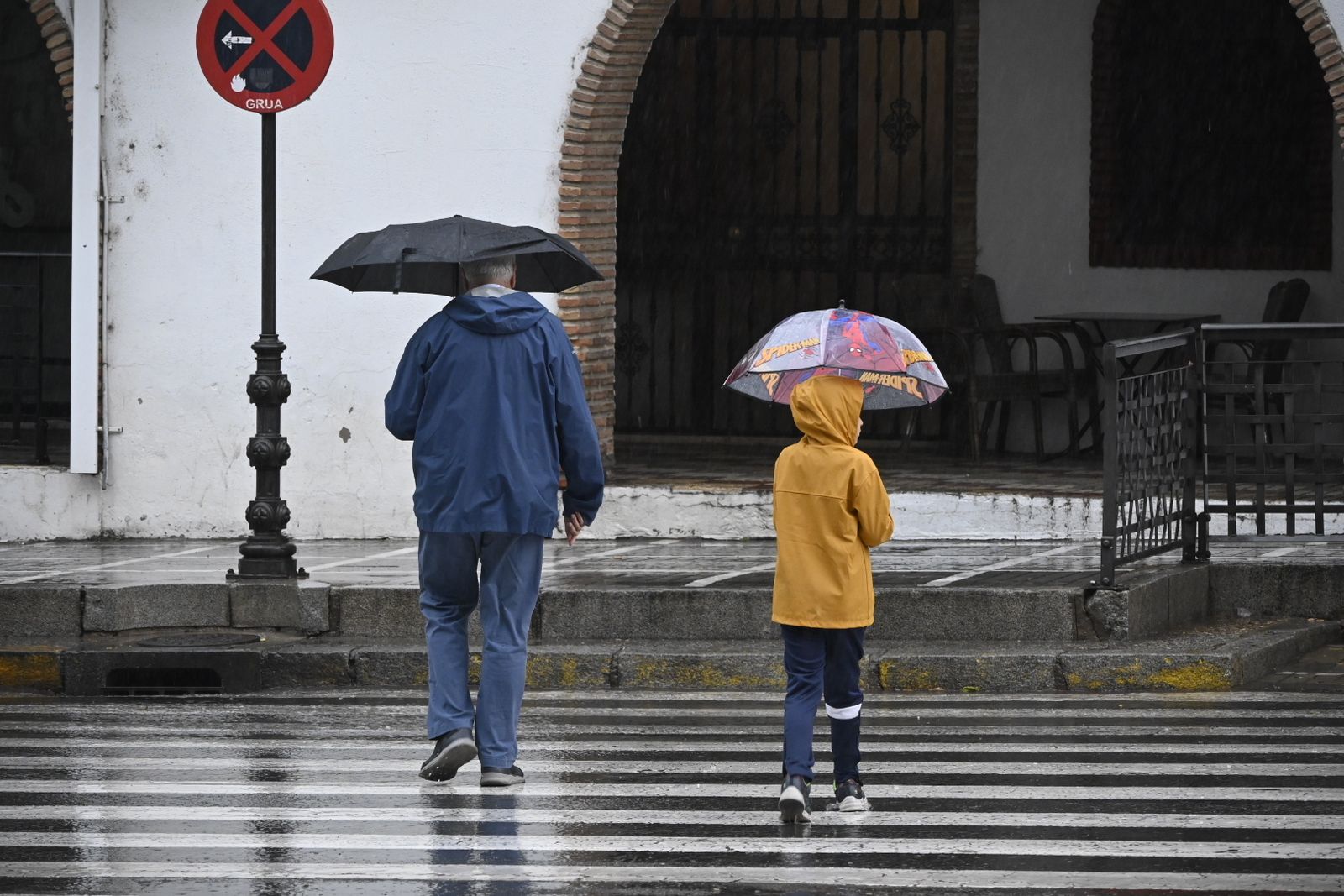 Un lunes de lluvia en Huelva, en imágenes