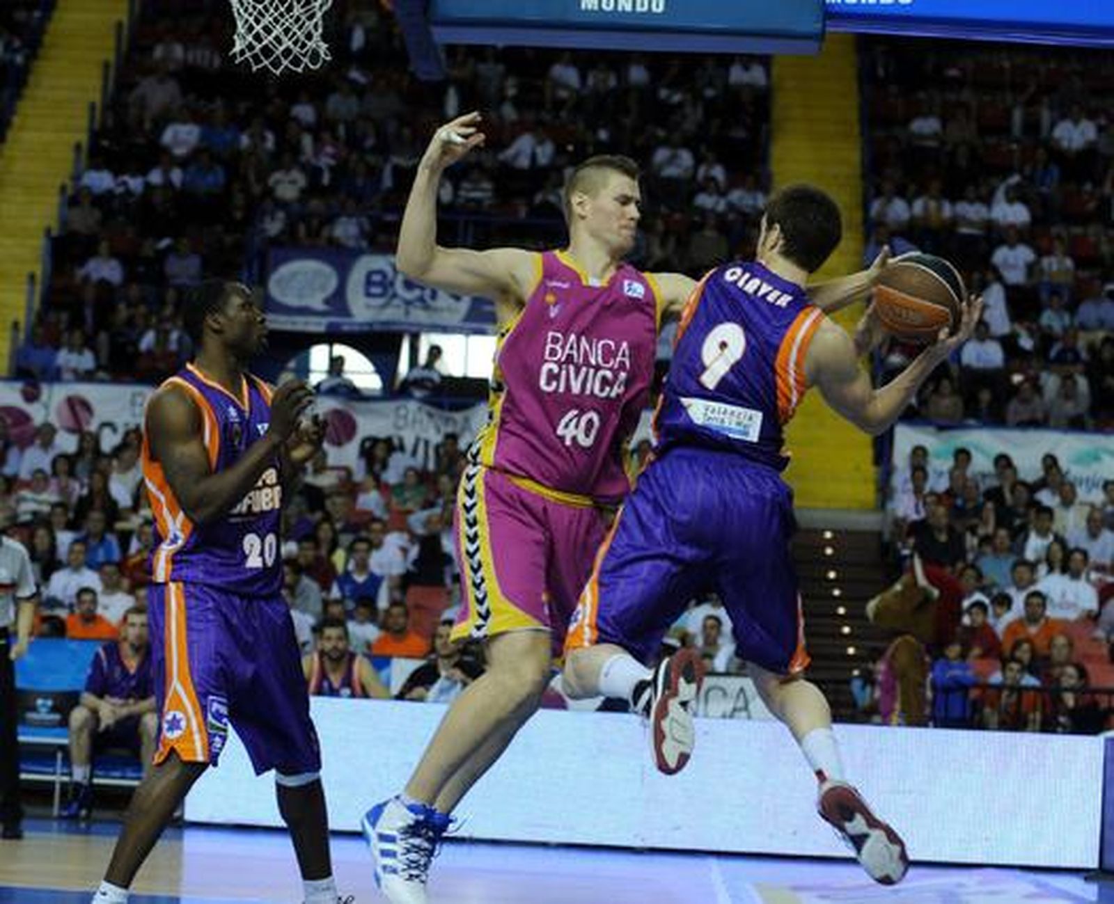 Davis, en defensa. / Antonio Pizarro