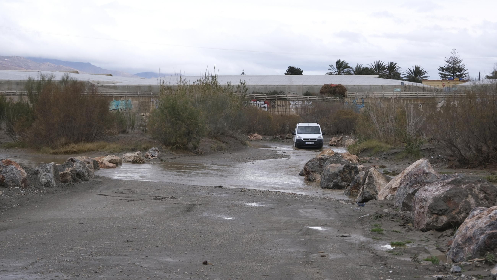 Sábado de lluvia en Almería capital, en imágenes