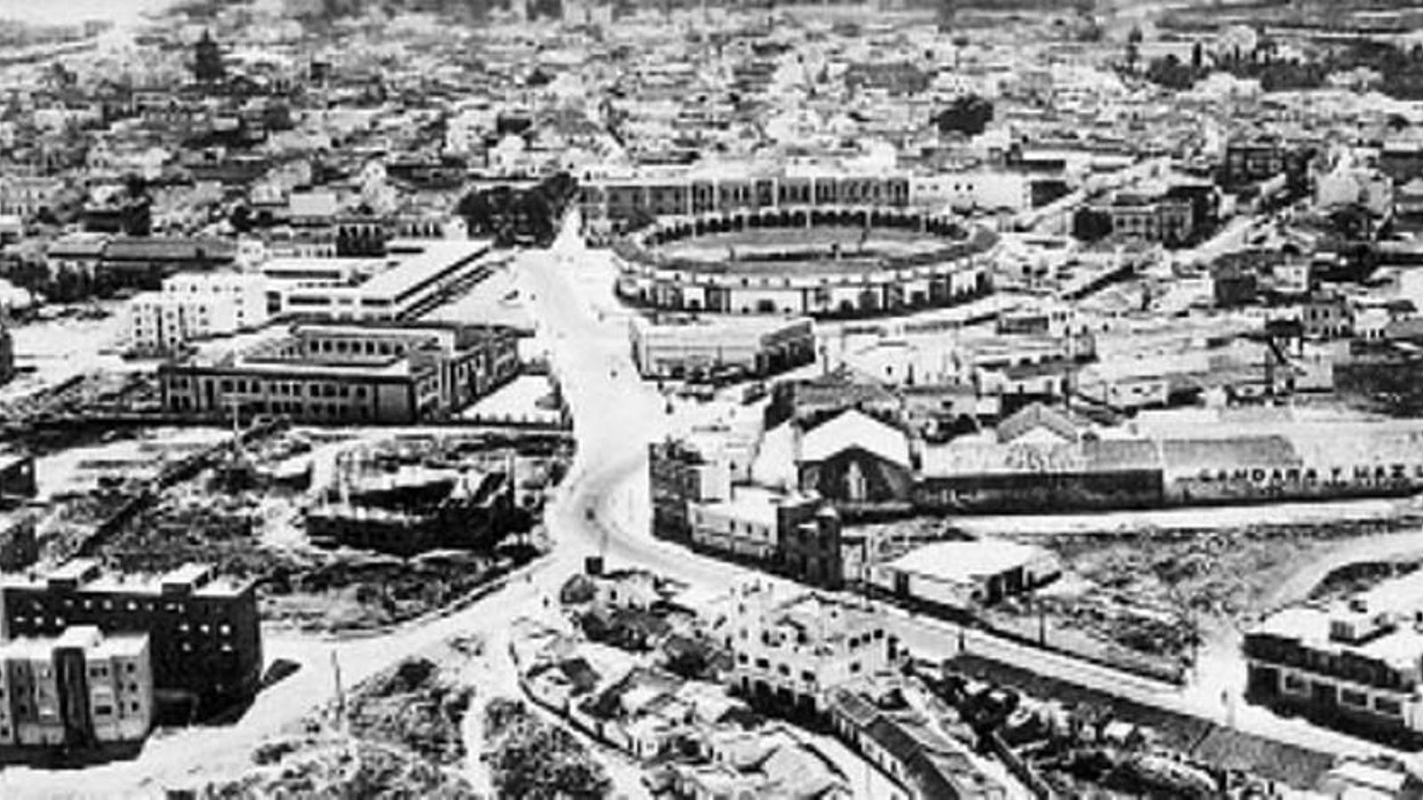 En primer plano, el Hotel Garrido.