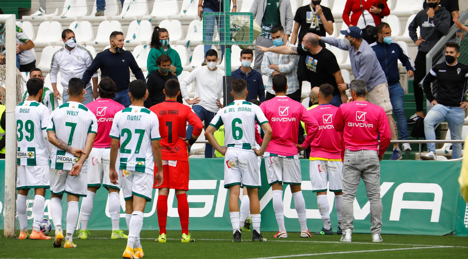 Los jugadores del Córdoba CF aguantan los reproches de parte de la afición.