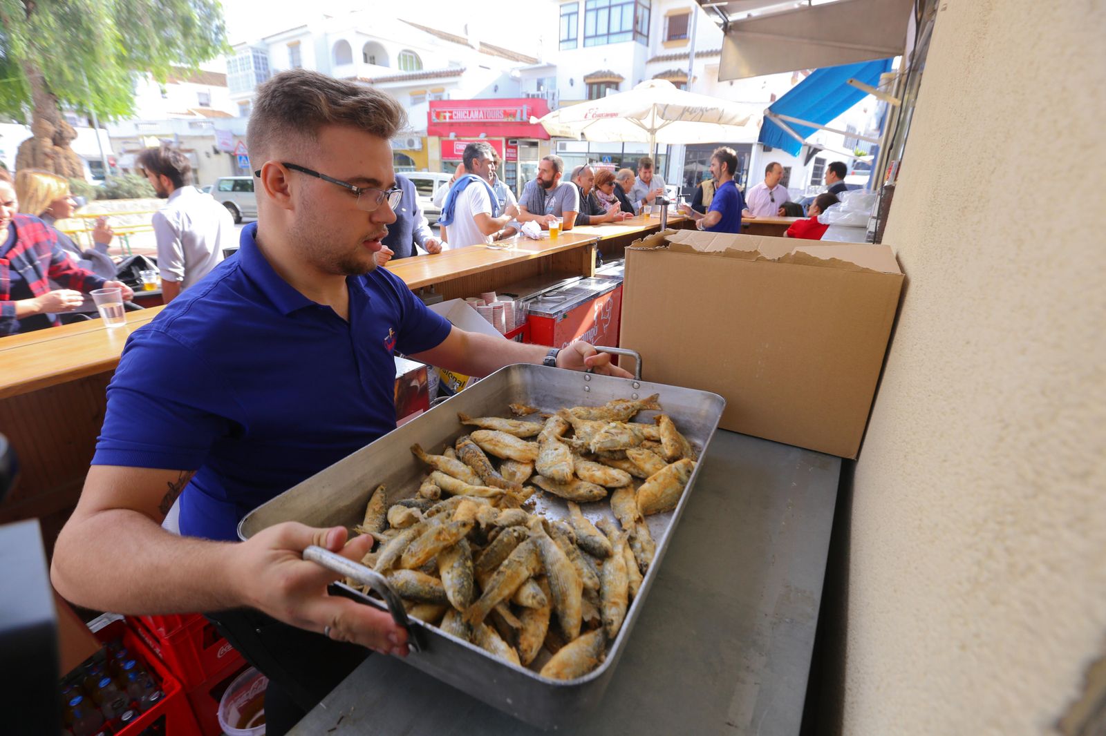 Un joven con una bandeja de pescado  de estero en un establecimiento hostelero de Manguita, en una imagen de archivo.
