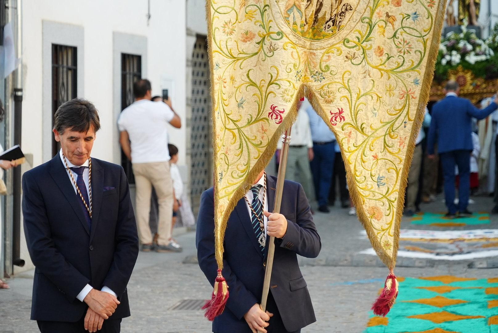 La procesión de San Roque en Dos Torres sobre las alfombras de sal, en imágenes