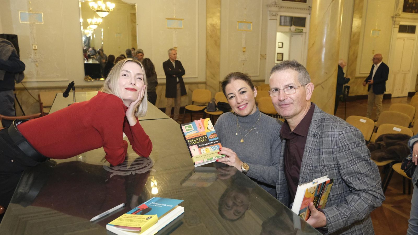 Serrano firmando ejemplares de su novela.