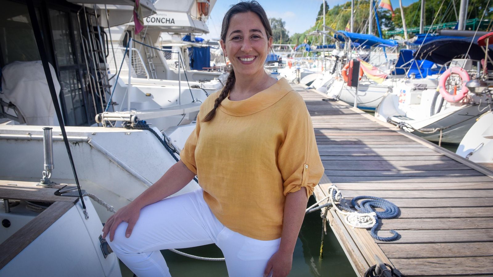 Macarena Bohórquez, entre barcos, en el Club Náutico de Sevilla.