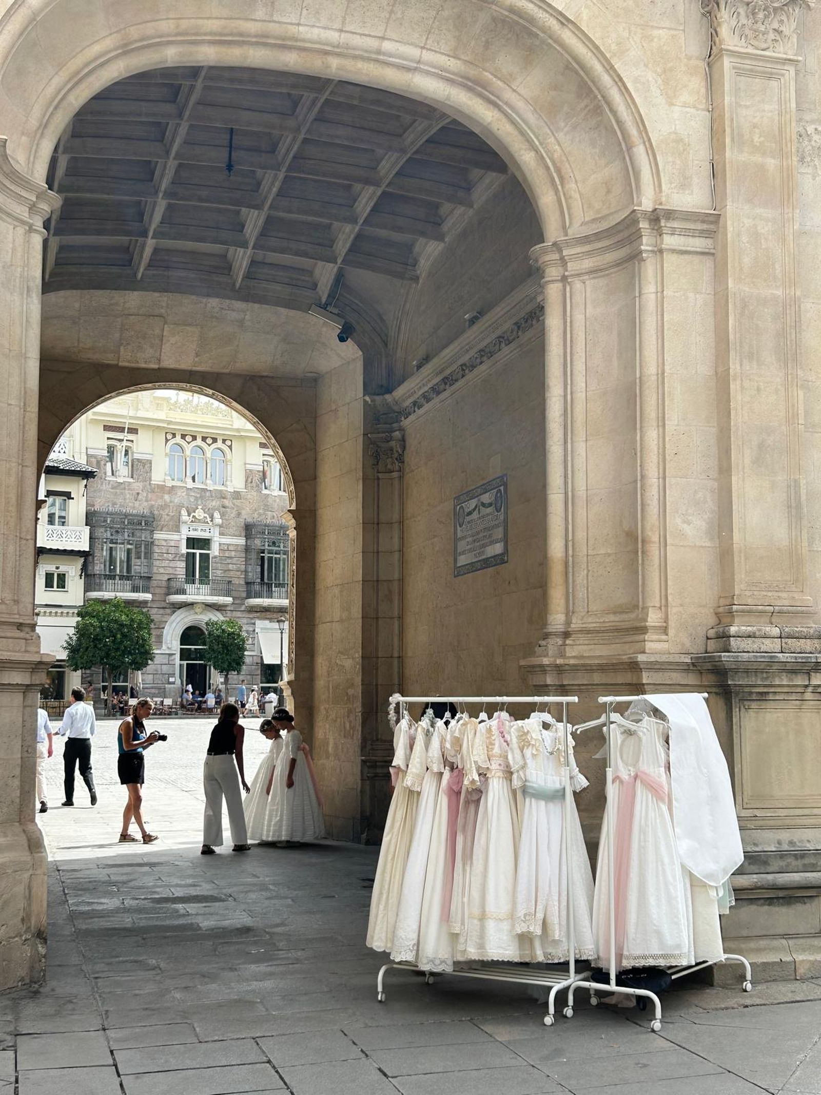Dos niñas con trajes de primera comunión en la sesión fotográfica del Arquillo.