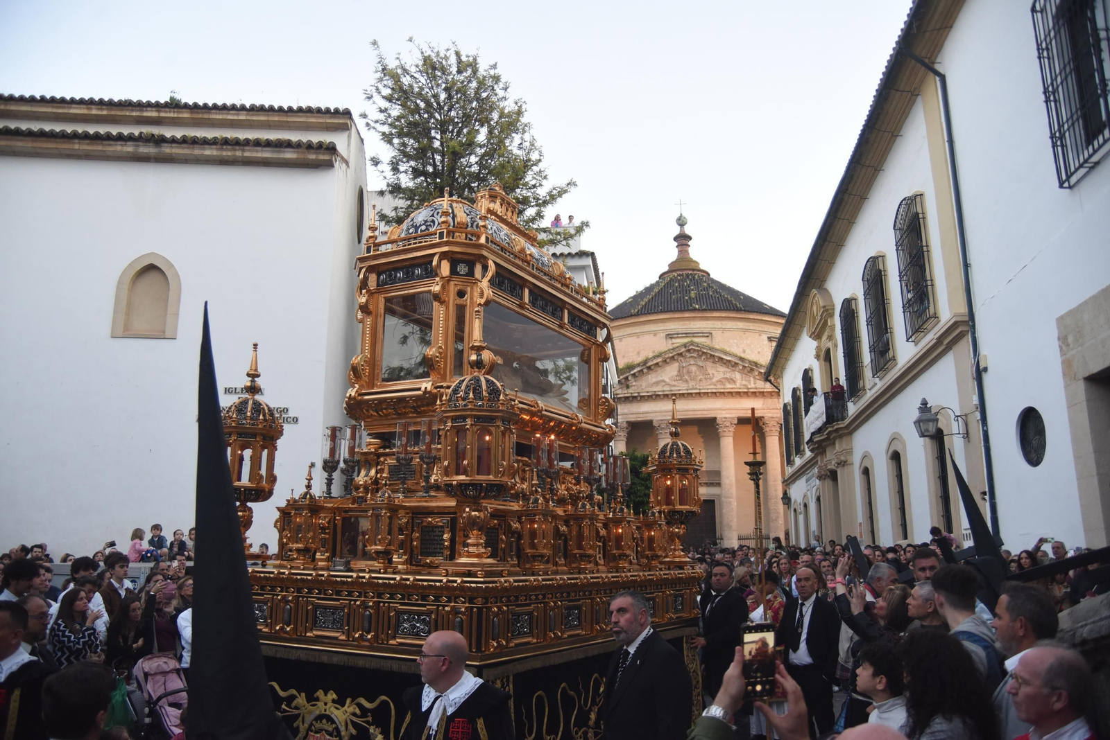 La procesión del Santo Sepulcro en este Viernes Santo de Córdoba, en imágenes
