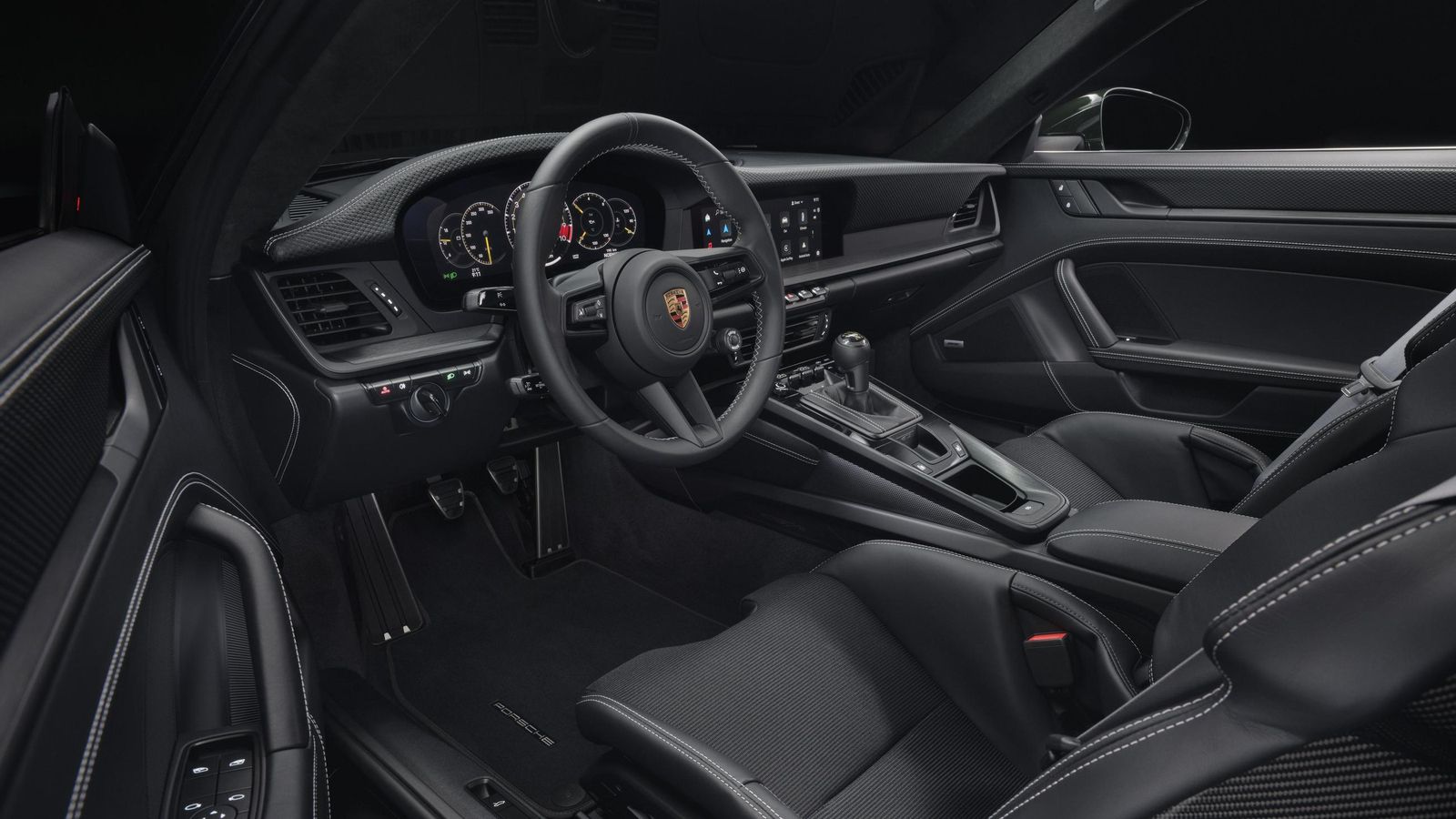 En el interior, la principal novedad es un nuevo asiento deportivo ligero con carcasa de fibra de carbono y airbag de tórax, disponible con ajuste eléctrico en altura y manual longitudinal. En el interior, la principal novedad es un nuevo asiento deportivo ligero con carcasa de fibra de carbono y airbag de tórax, disponible con ajuste eléctrico en altura y manual longitudinal.