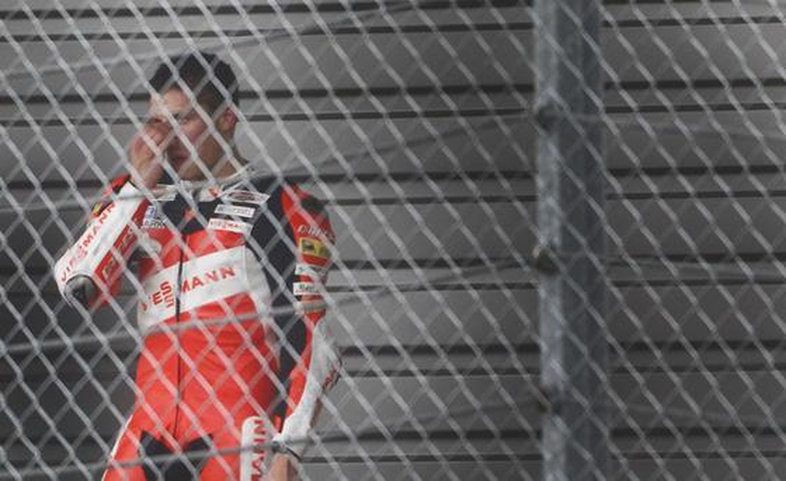 Stefan Bradl, líder del Mundial en Moto2, se cayó en Assen.

Foto: Reuters