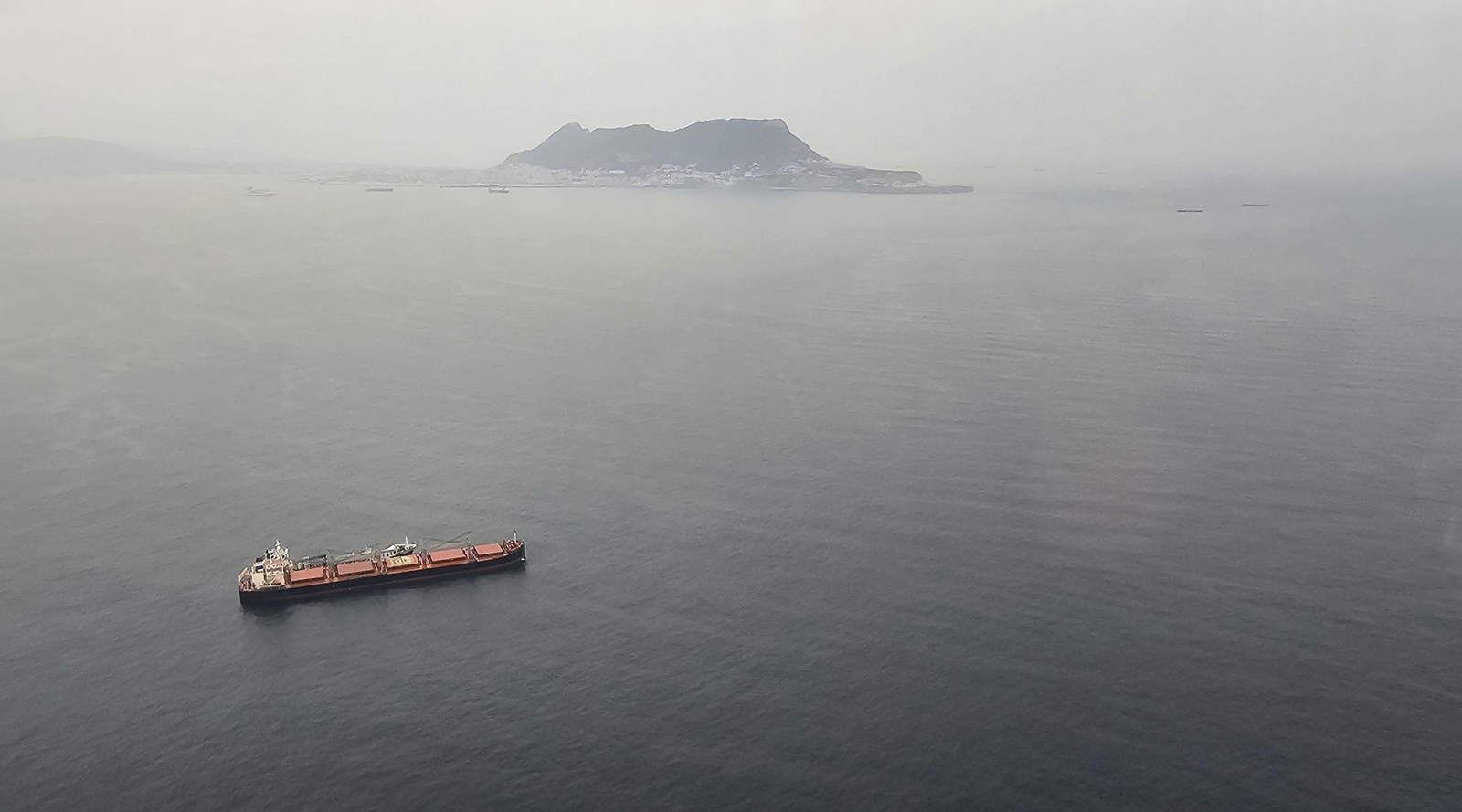 Un buque navega por la Bahía de Algeciras. Un buque navega por la Bahía de Algeciras.