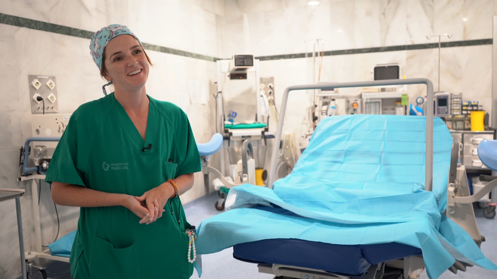 Ana Rodríguez, una de las matronas del hospital Santa María del Puerto, junto a una de las nuevas camas.