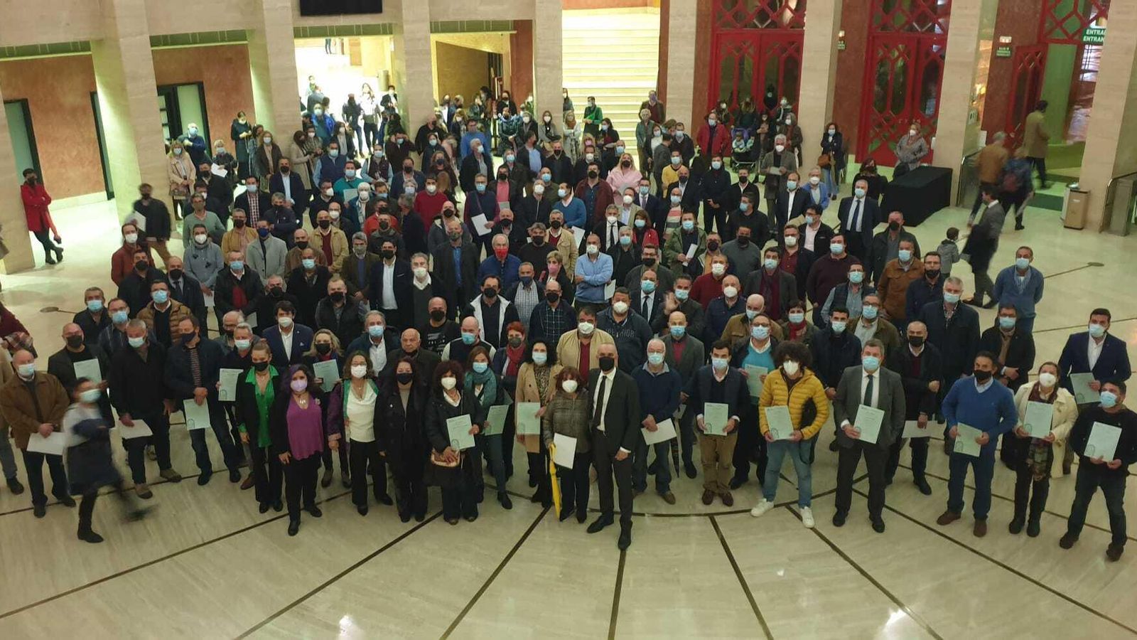 El alcalde en la entrega de diplomas al más de medio millar de personas que alcanzaron las 50 donaciones de sangre .