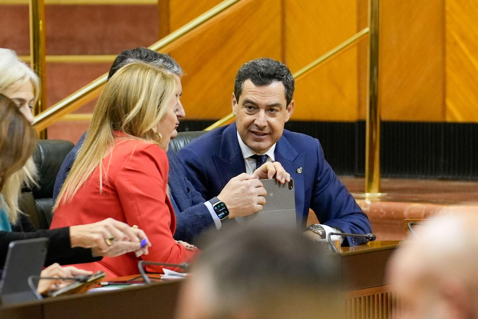 Juanma Moreno en el debate final de los Presupuestos en el Parlamento andaluz. Juanma Moreno en el debate final de los Presupuestos en el Parlamento andaluz.