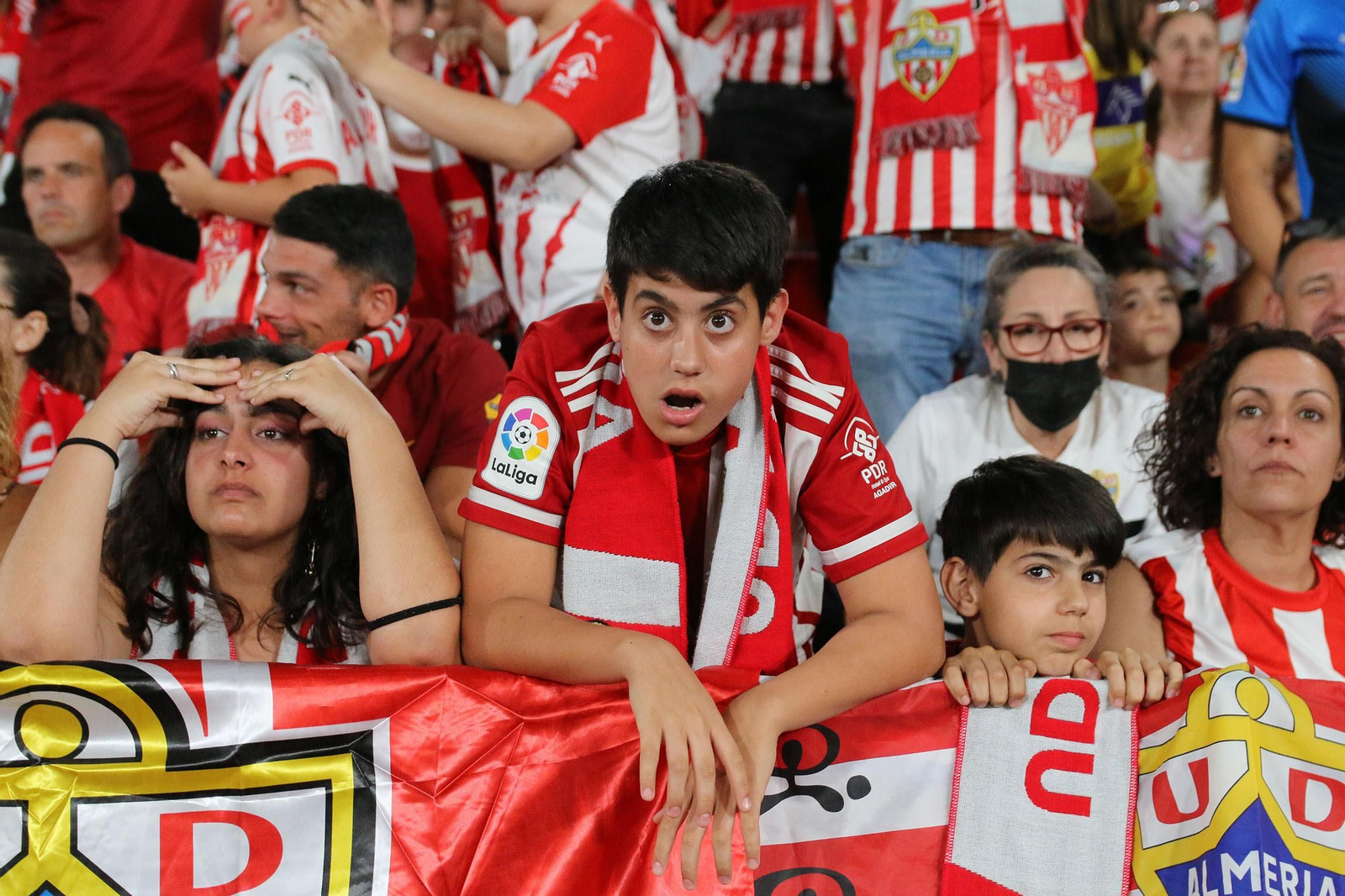 Las imágenes de la decepción de los aficionados del Almería