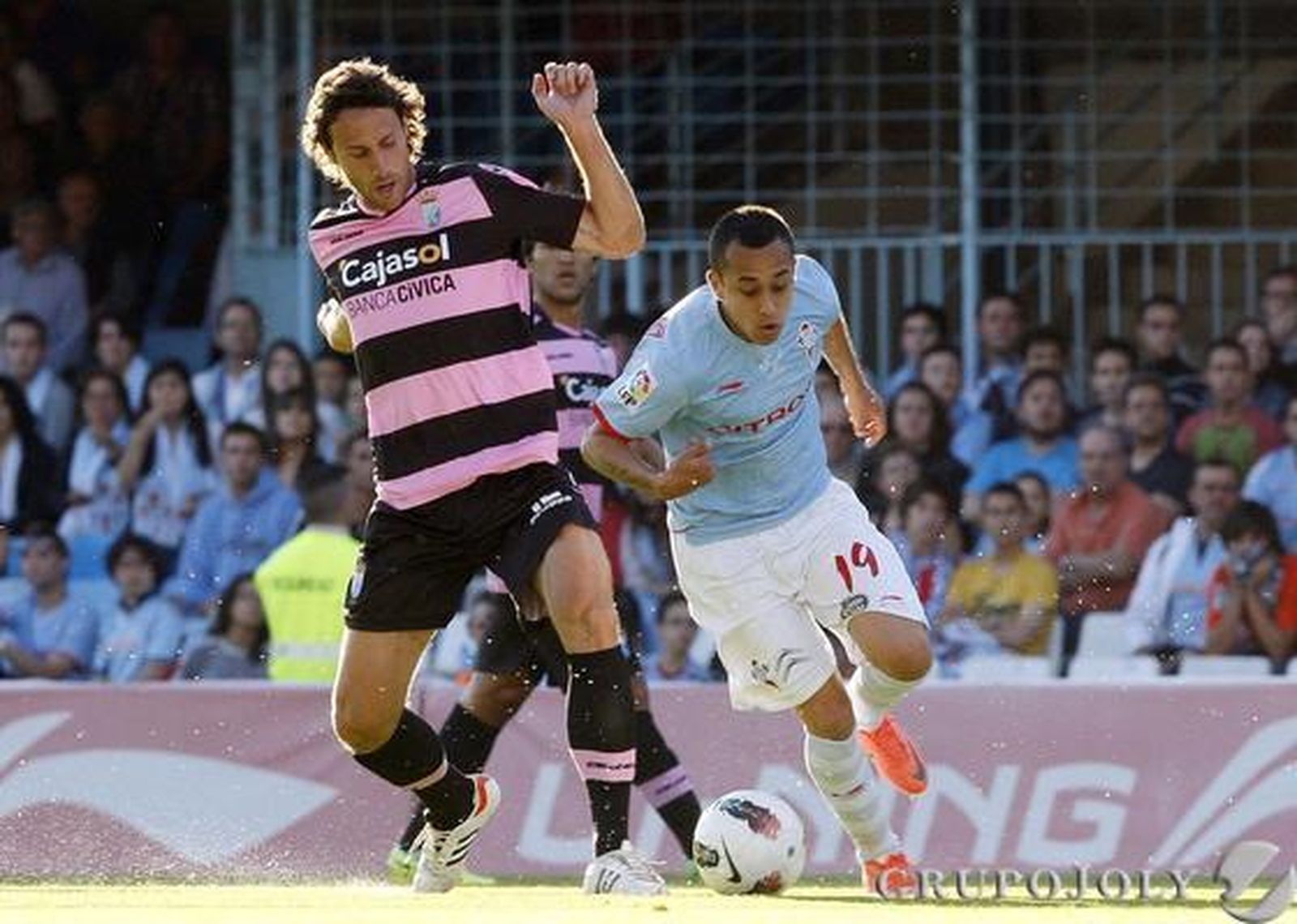 El exxerecista Fabián Orellana, perseguido por Rafa García, fue de los mejores del partido y anotó el cuarto tanto de los gallegos.

Foto: lof