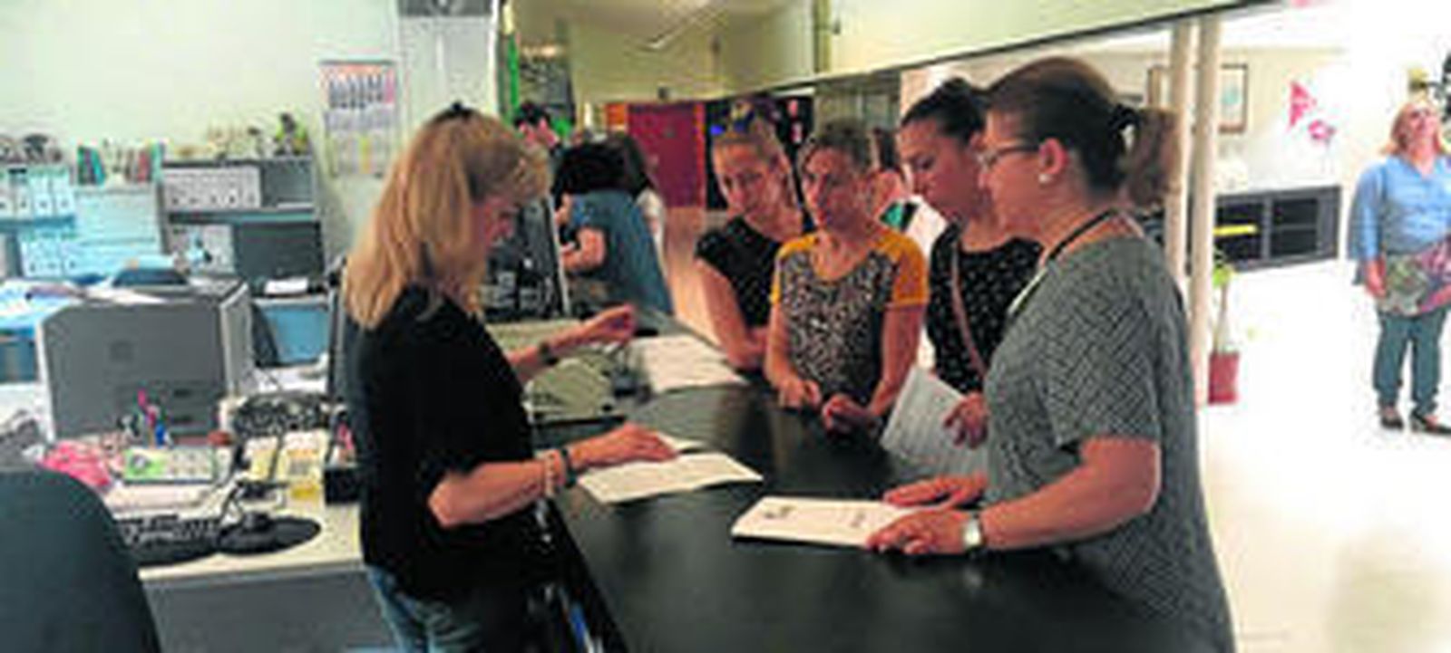 La teniente alcalde, Lourdes Ramos, hizo entrega esta semana el escrito en Educación.