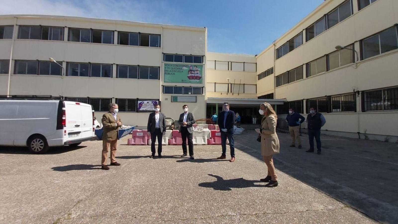 Imagen de archivo de una visita a las obras de climatización del colegio Fernán Pérez de Oliva. Imagen de archivo de una visita a las obras de climatización del colegio Fernán Pérez de Oliva.
