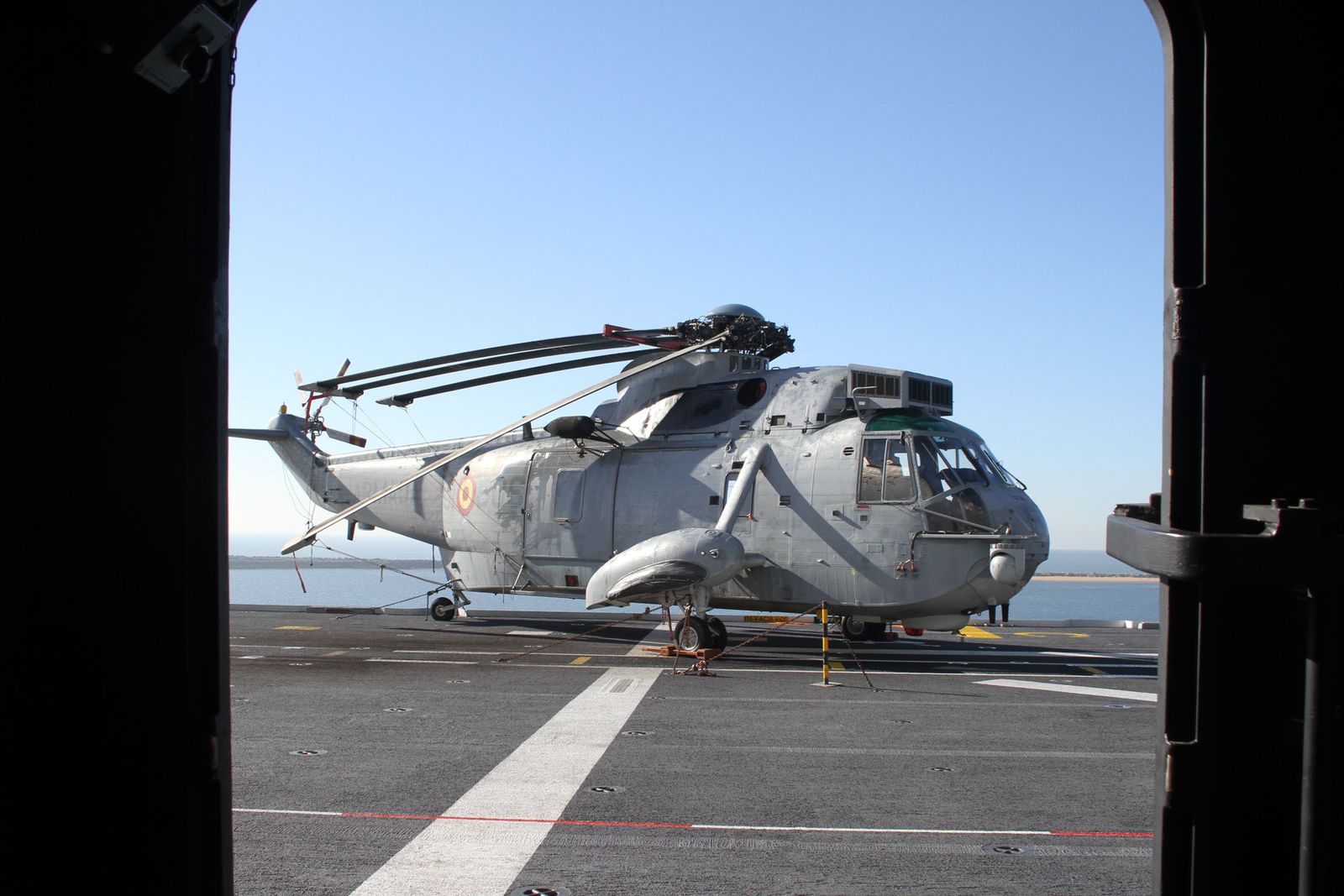 Imágenes de las primeras horas del portaaviones "Juan Carlos I" en el puerto de Huelva, durante su visita este fin de semana