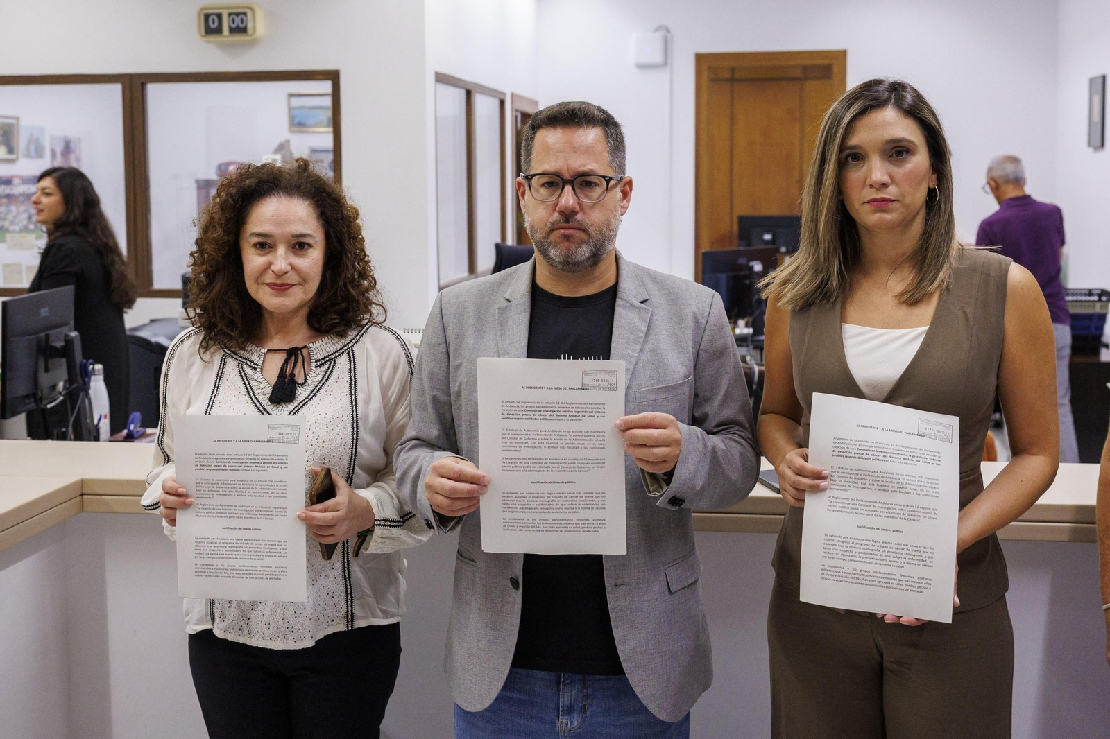 Los representantes del Por Andalucía, Adelante y PSOE-A muestran el registro de la solicitud de la comisión de investigación, este miércoles en el Parlamento.