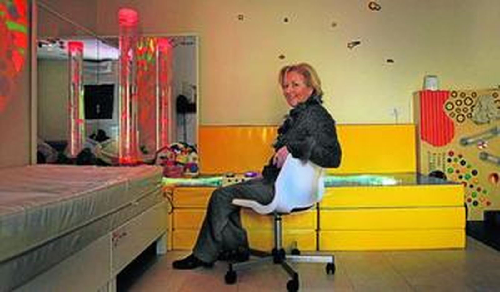 Carmen de Linares en la sala de estimulación táctil y visual del centro de atención temprana Dr. Miguel de Linares Pezzi, que dirige.