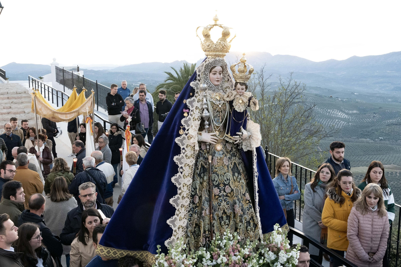 La adoración nocturna y procesión del Santísimo y la Virgen de Araceli de Lucena, en imágenes