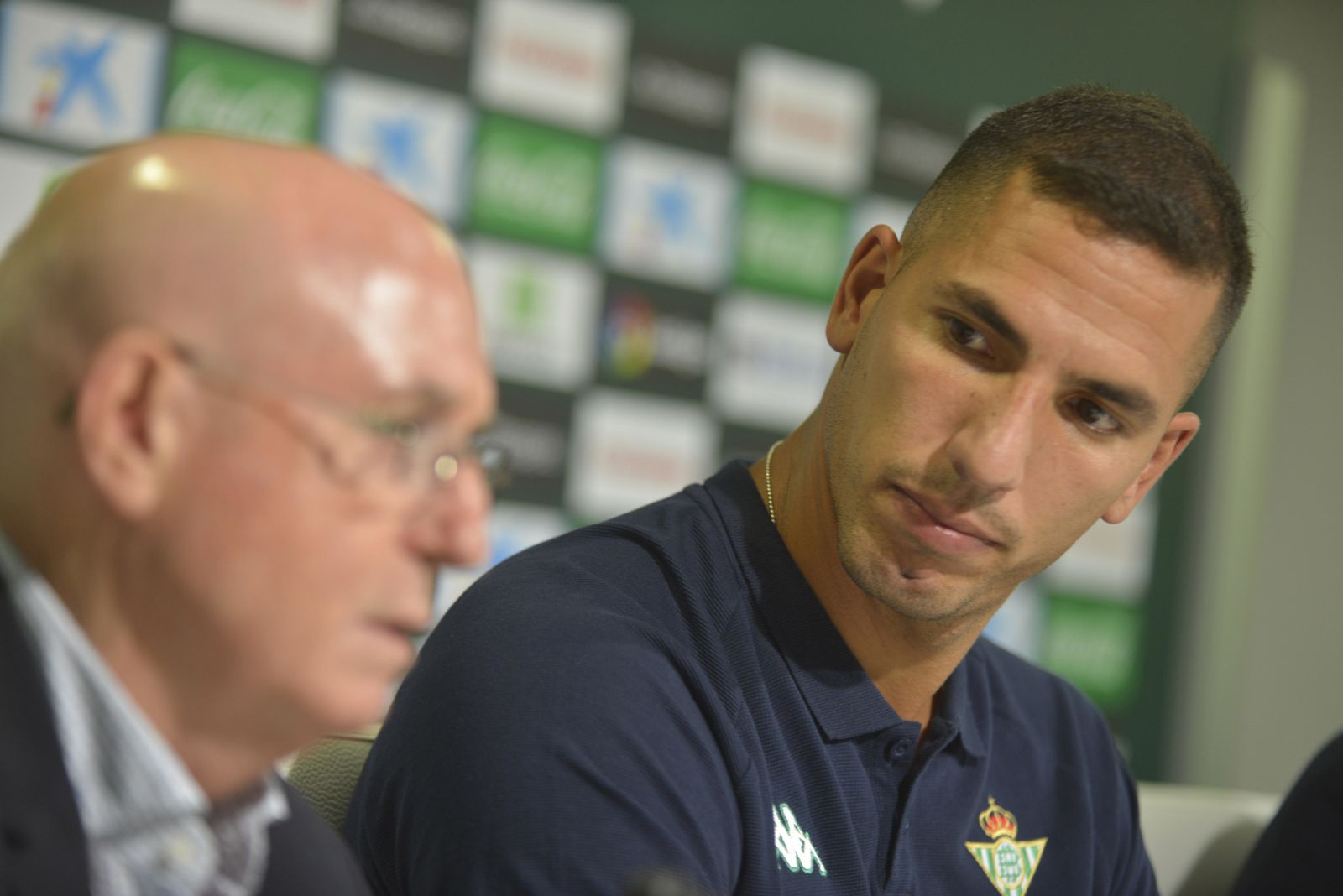 Joel mira a Serra Ferrer durante su presentación.