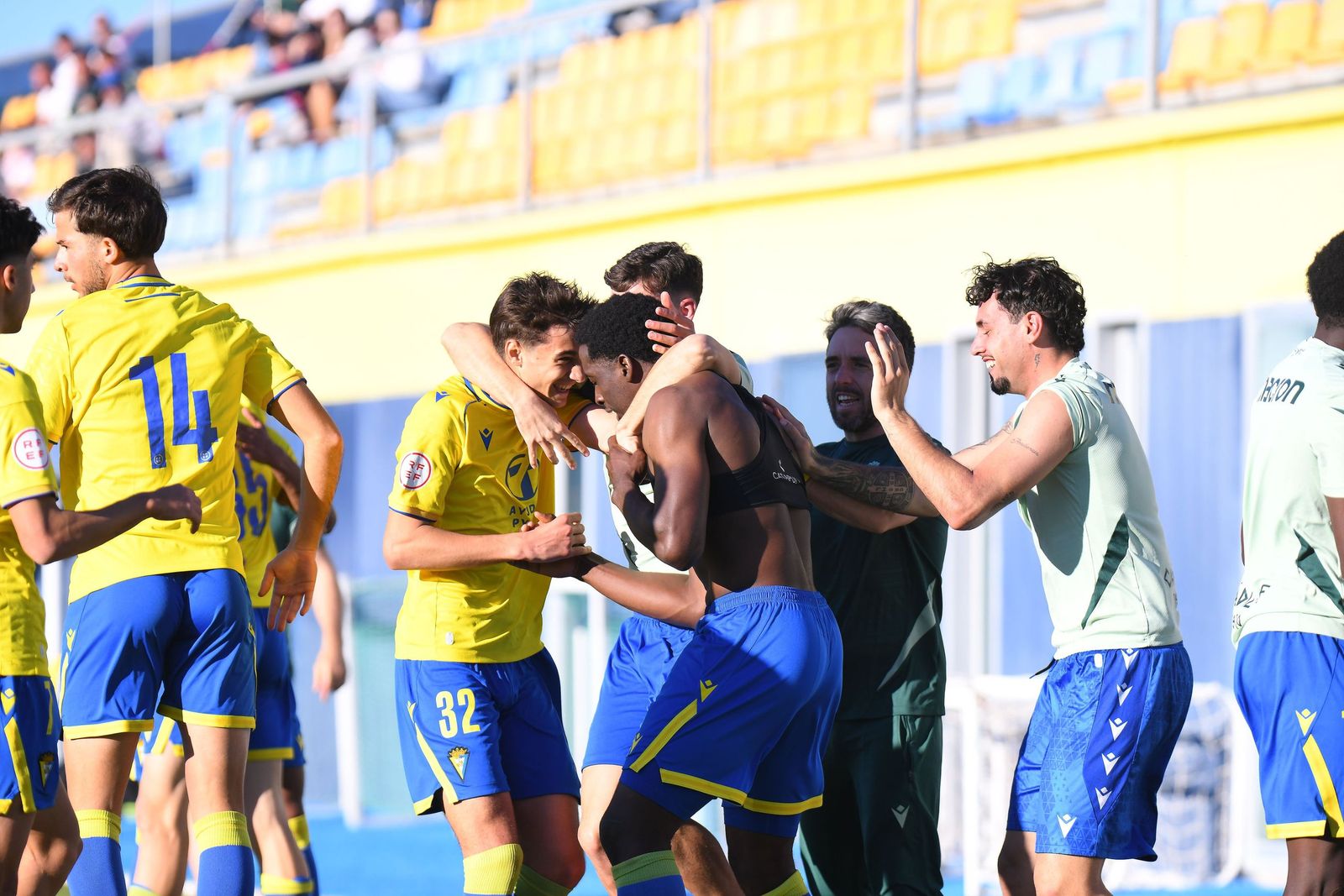 Los jugadores del Mirandilla celebran el gol de la victoria.