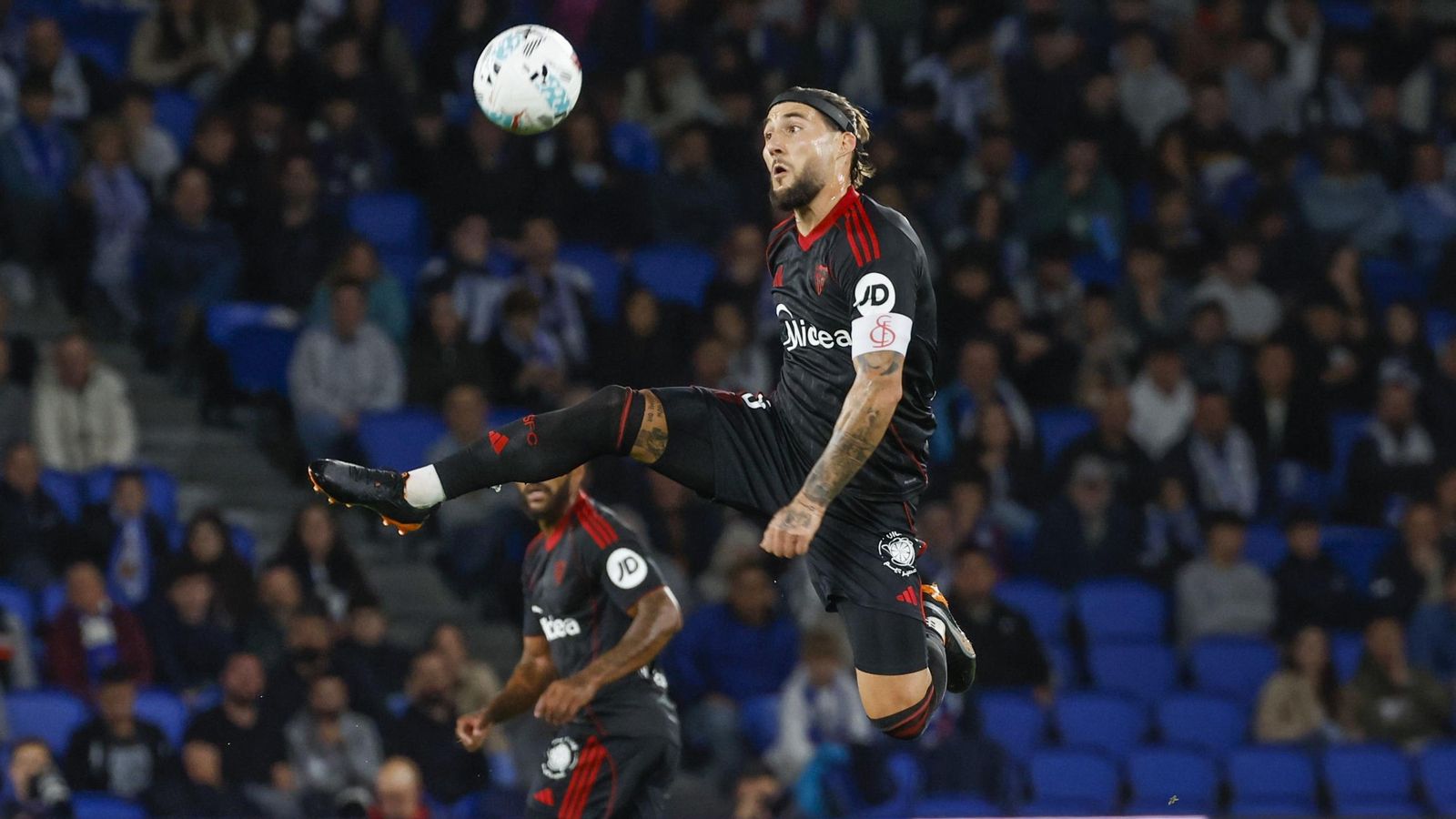 Gudelj salta para tratar de controlar un balón muy arriba.