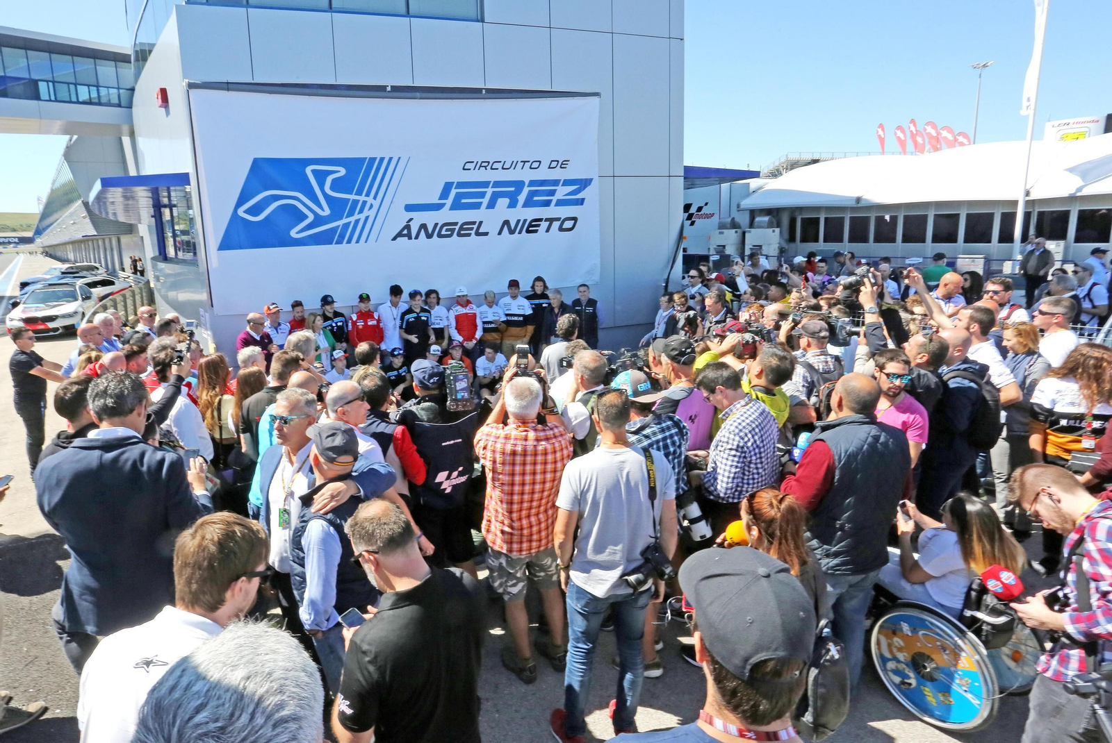 El busto de Ángel Nieto ya luce en el circuito.