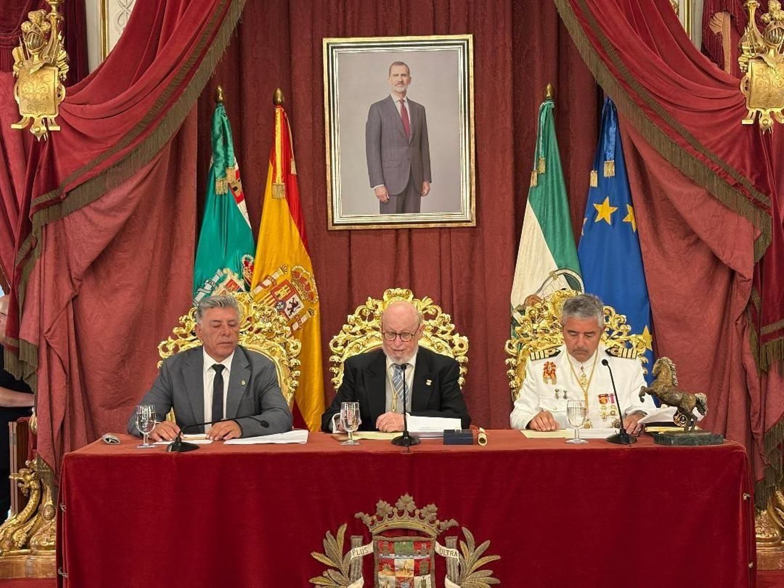 Ignacio Trujillo, Enrique García -Agulló y Antonio Pazos durante la sesión en el Salón Regio de la Diputación de Cádiz. Ignacio Trujillo, Enrique García -Agulló y Antonio Pazos durante la sesión en el Salón Regio de la Diputación de Cádiz.