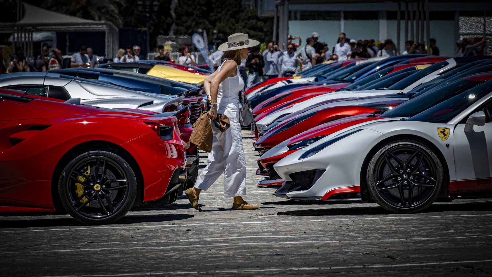 Las imágenes de la concentración de coches Ferrari en Cádiz