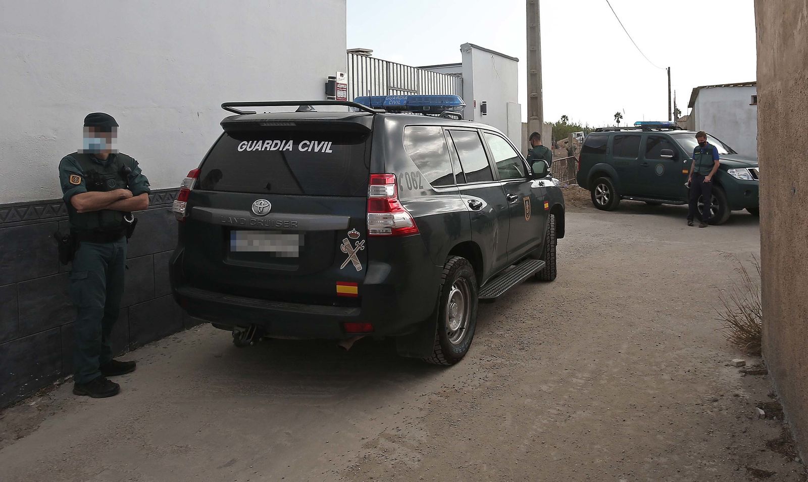 Agentes de la Guardia Civil en un registro.