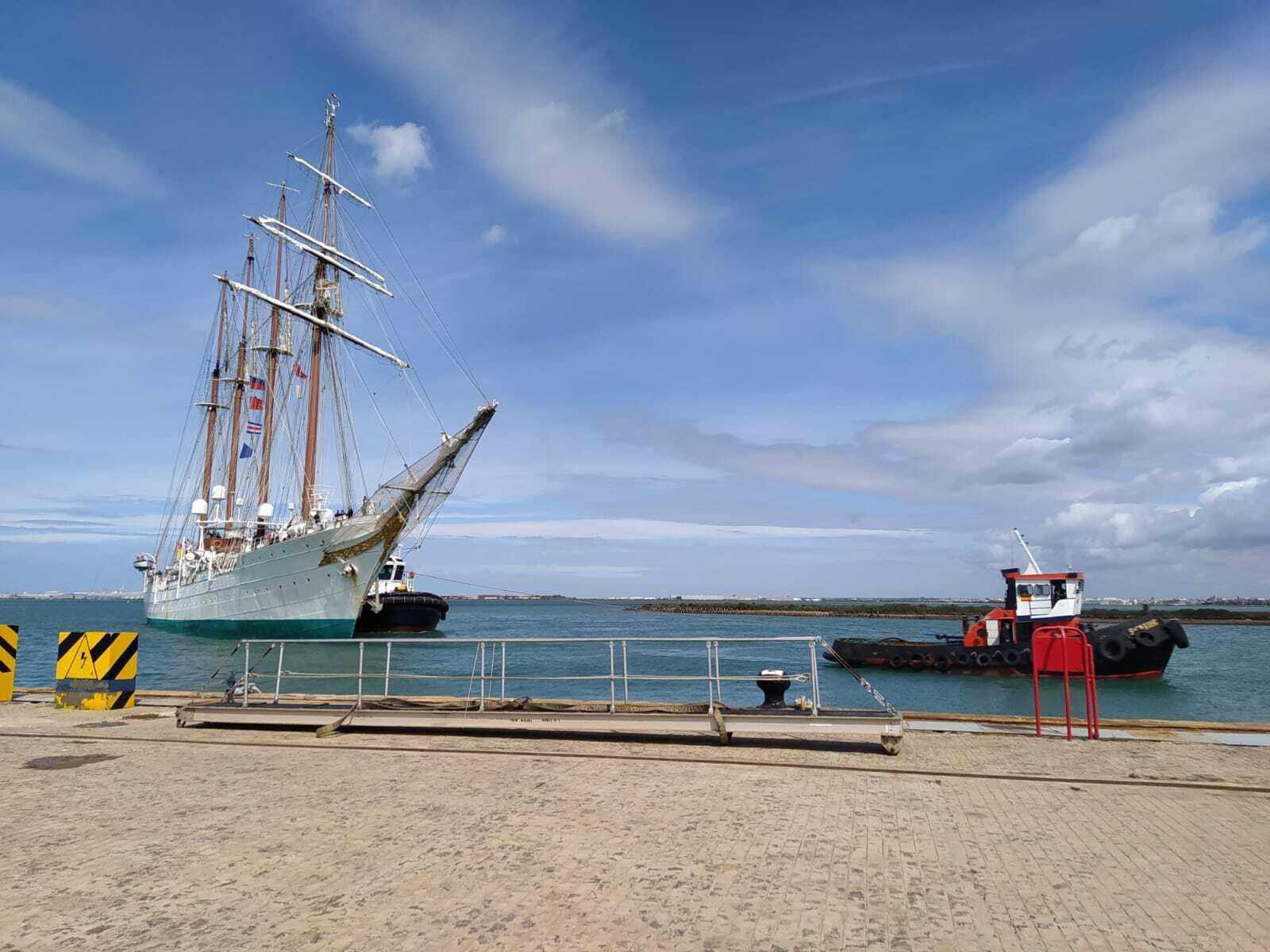 El buque escuela 'Juan Sebastián de Elcano' en la Bahía deCádiz