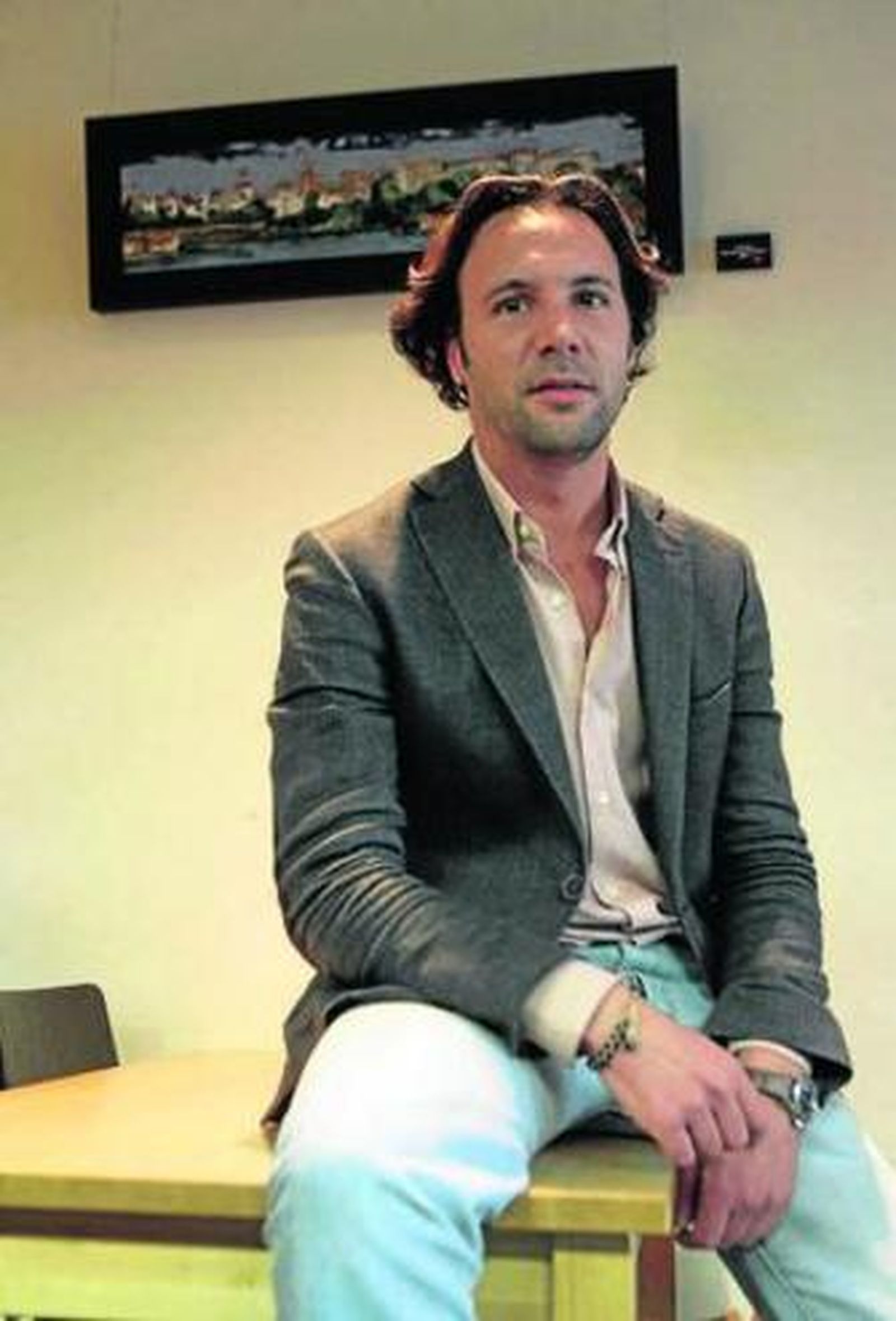 El edil, junto a su cuadro de Marqués del Contadero.